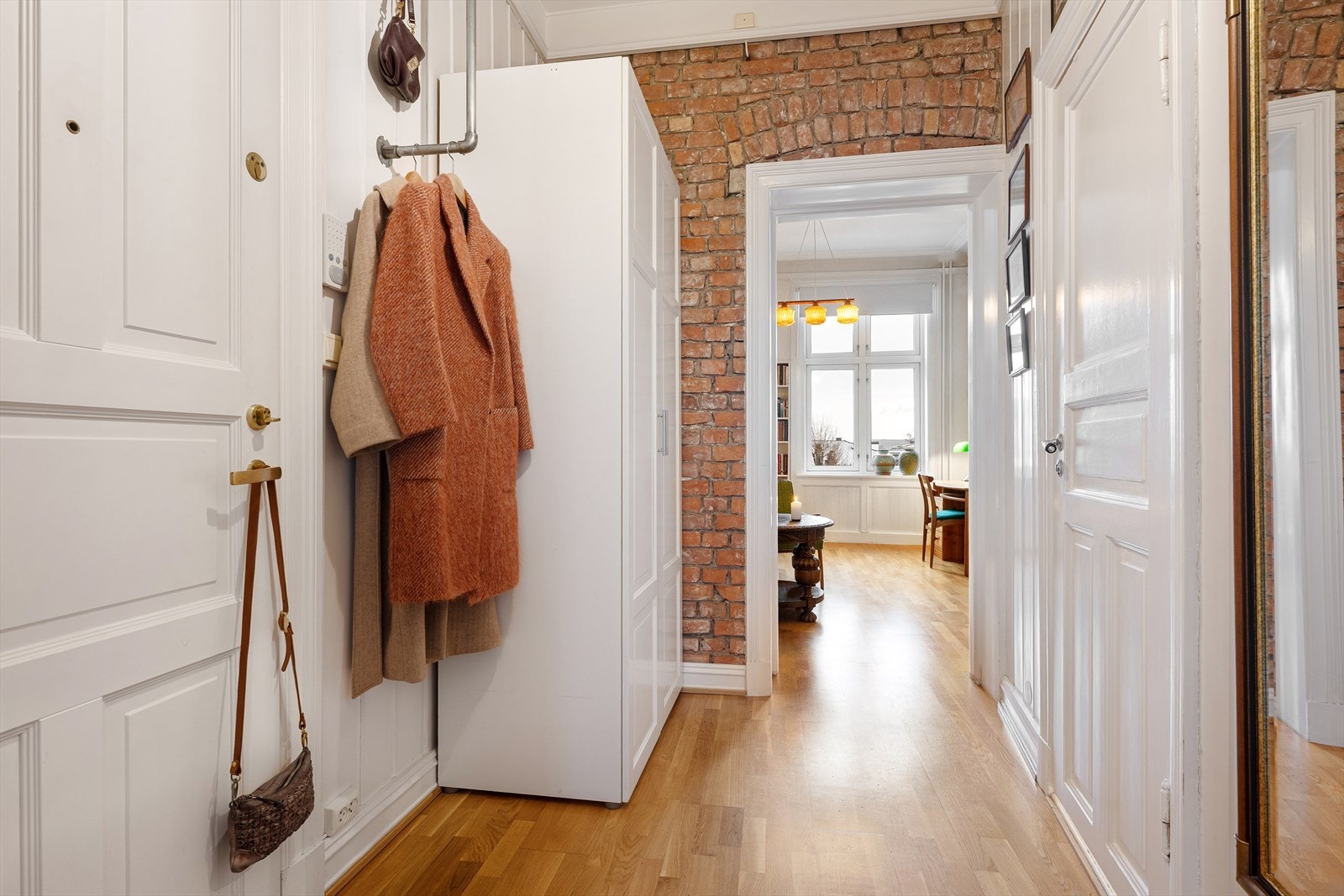 Praktisk garderobeskap som sikrer god oppbevaring. Mulighet for ekstra lagring over skap. Galleribilde