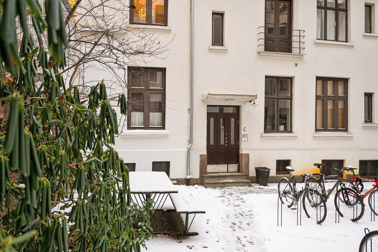 Innbydende fellesarealer som gir et godt førsteinntrykk av boligen - skjermet og rolig til. Det er i tillegg felles fransk balkong i etasjene som kan benyttes av beboerne. Galleribilde