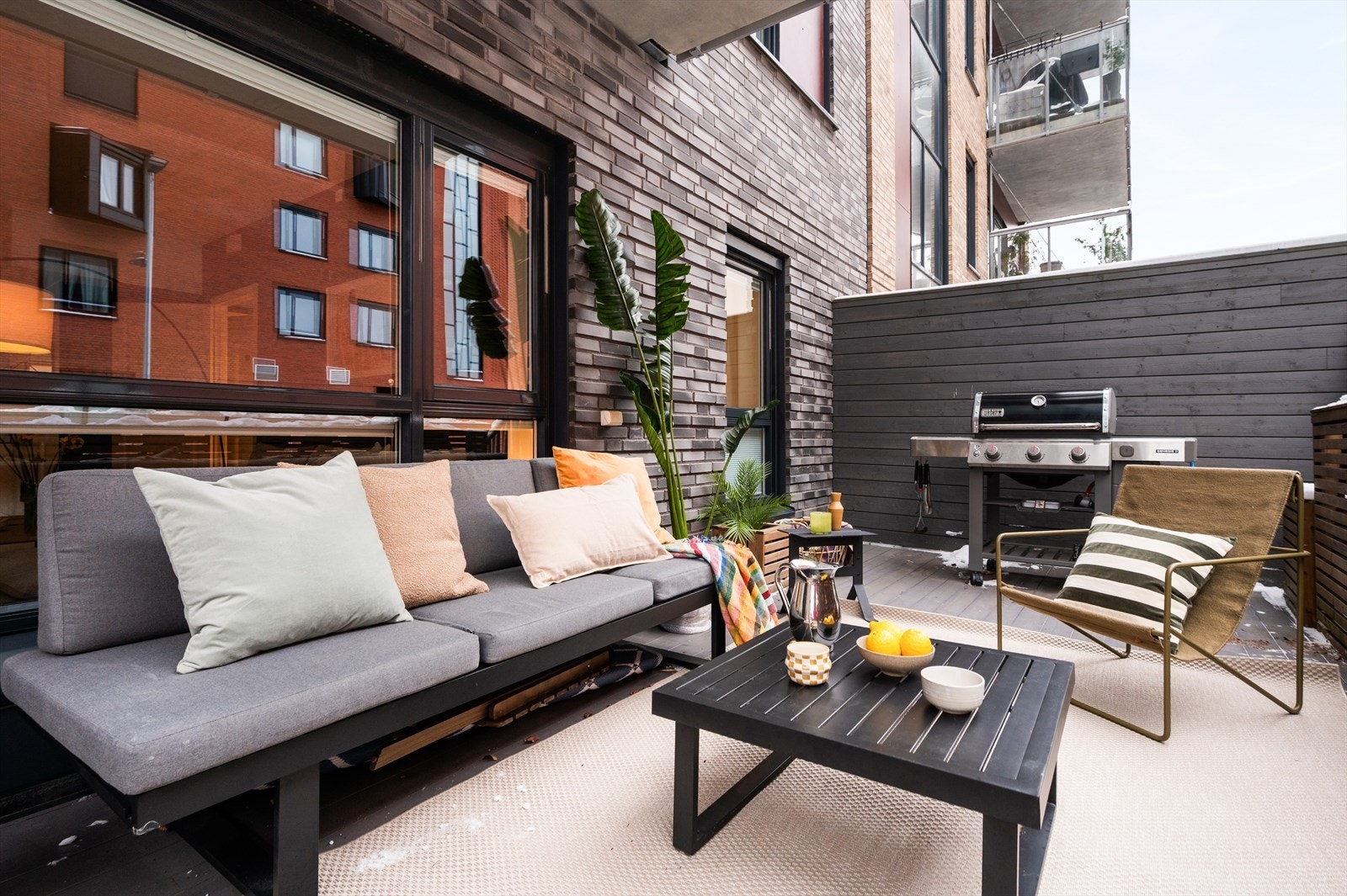 Markterrassen er overbygget og har et flott rekkverk i tre. Galleribilde