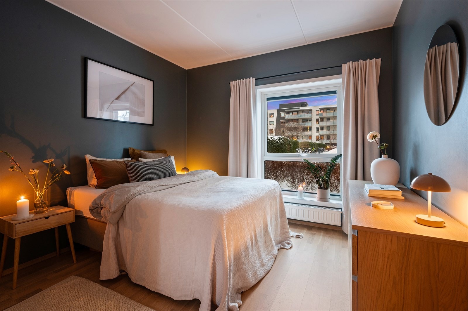 Romslig soverom med god plass til dobbeltseng og nattbord, Galleribilde