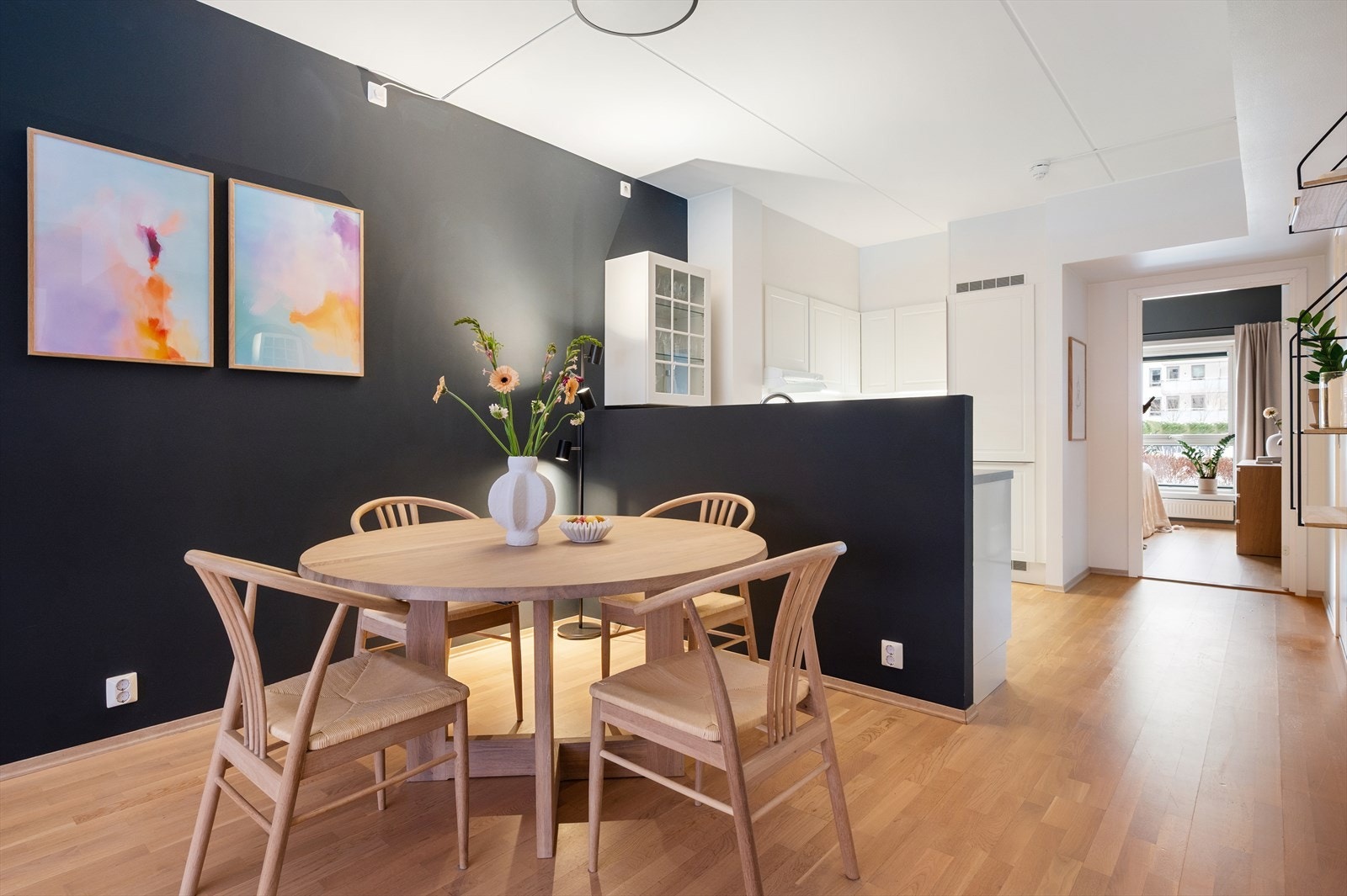 Kjøkkenet ligger i åpen løsning mot stuen, noe som gir en luftig og sosial planløsning. Galleribilde