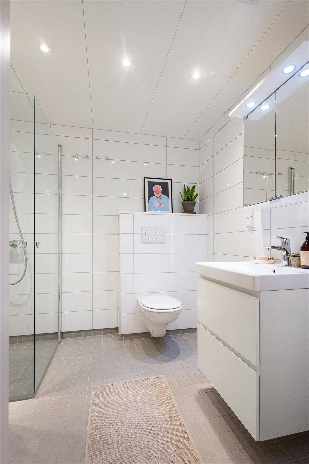 Her er også opplegg for vaskemaskin, balansert ventilasjon og himling med lakkerte stålplater med innfelt downlights. Galleribilde