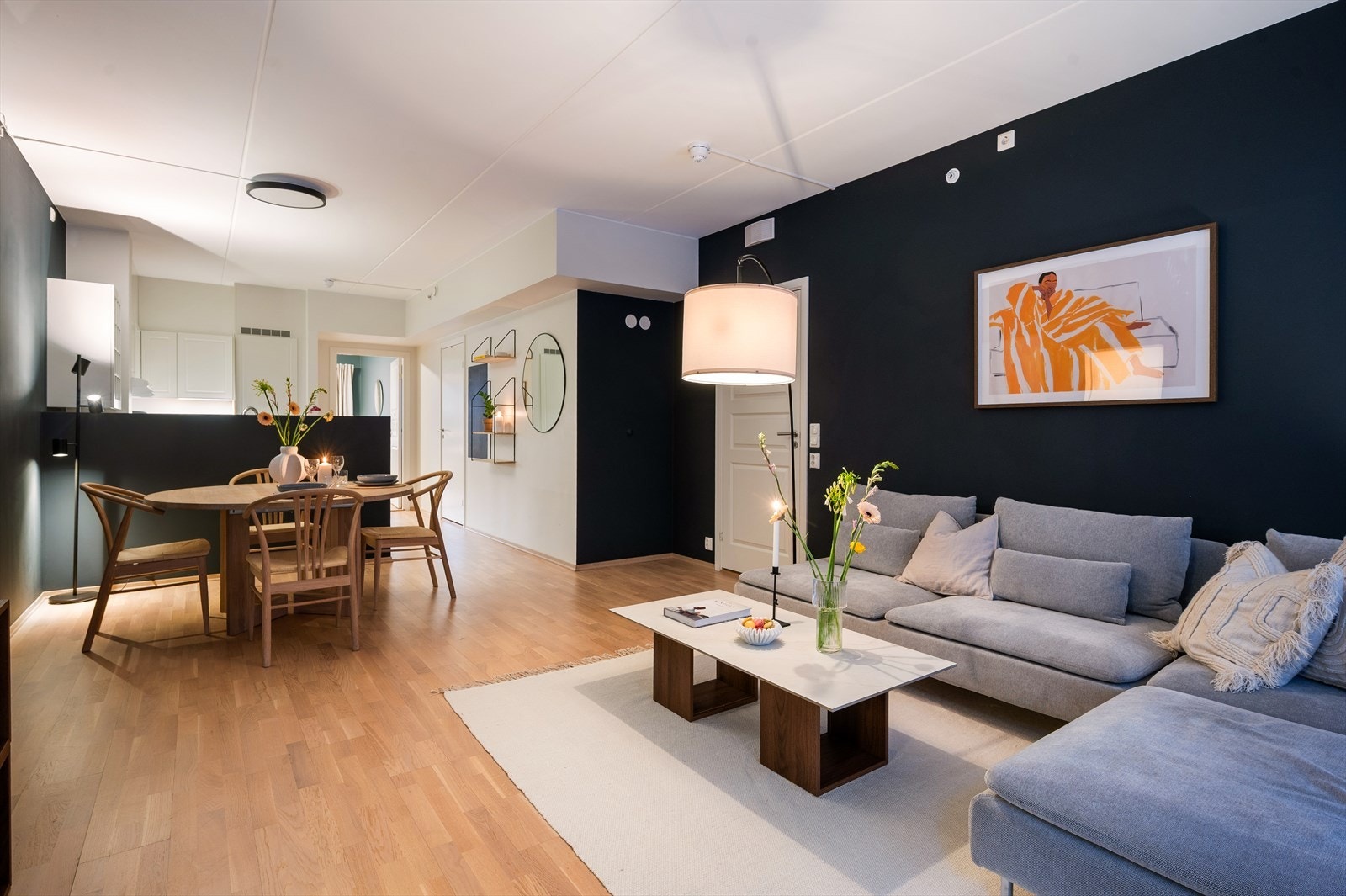 God plass til både sofa med tilhørende møblement og spisebord - perfekt for både avslapning og koselige middagsselskaper. Galleribilde