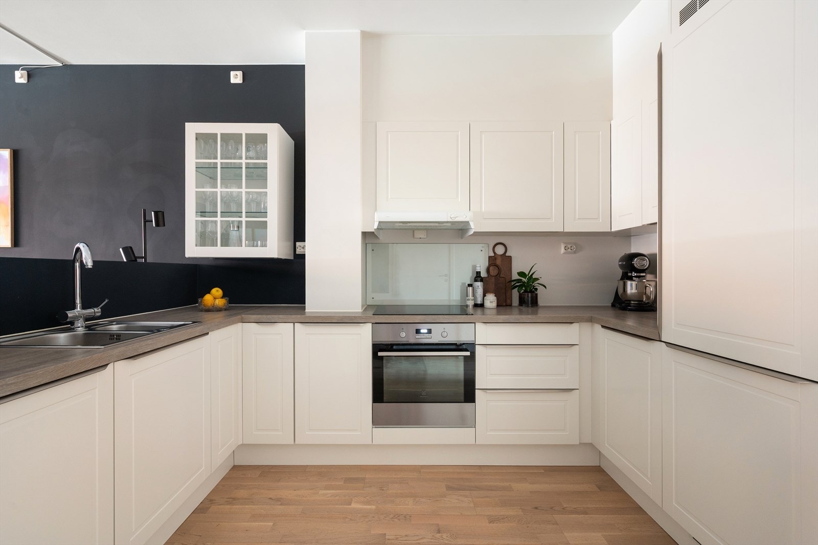 Det er integrert platetopp, stekeovn, oppvaskmaskin og kjøl-/fryseskap, samt avtrekk over kokeplassen. Galleribilde