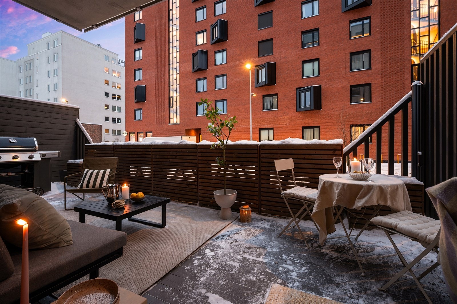 Her kan man fint innrede i flere soner, både plass til spisebord og loungegruppe. Galleribilde