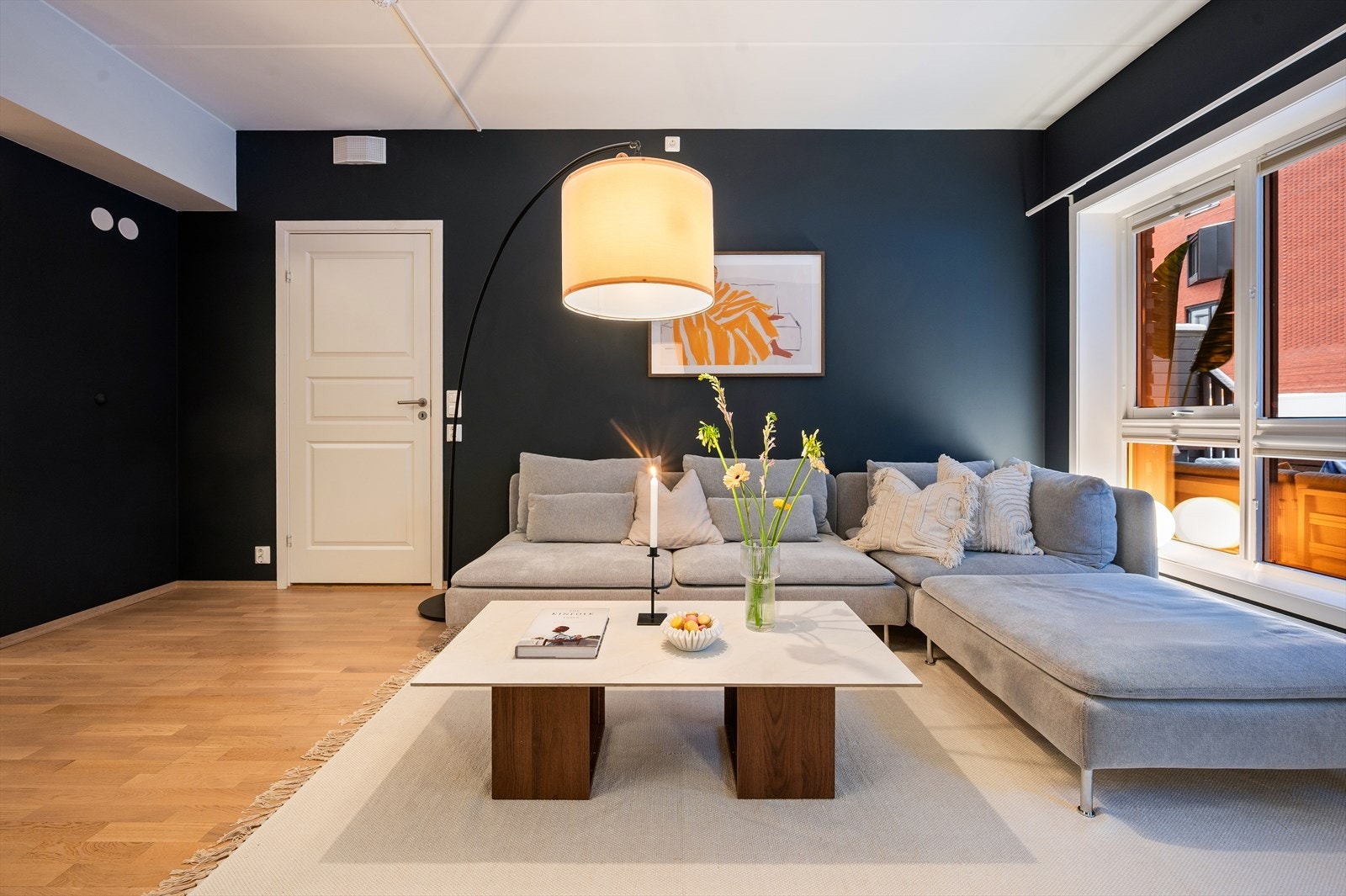 Stuen er malt i en lun og behagelig fargetone. Galleribilde