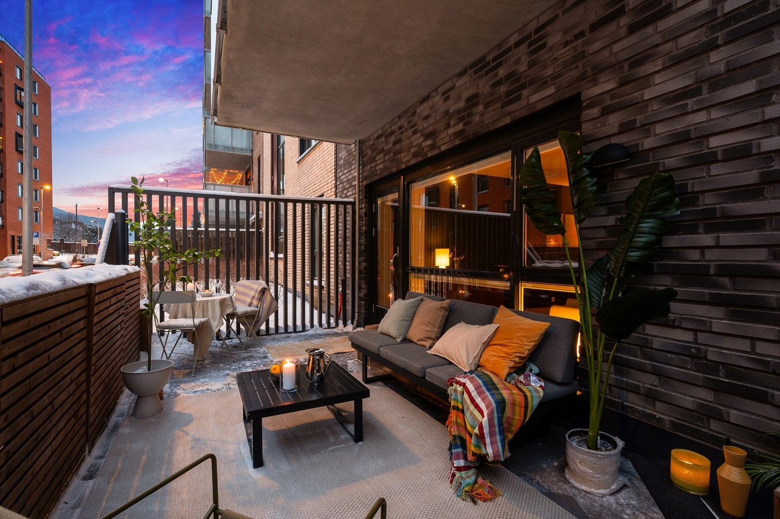 Fra stuen er det utgang til en hyggelig, opparbeidet markterrasse som fungerer som en naturlig forlengelse av oppholdsrommet Galleribilde