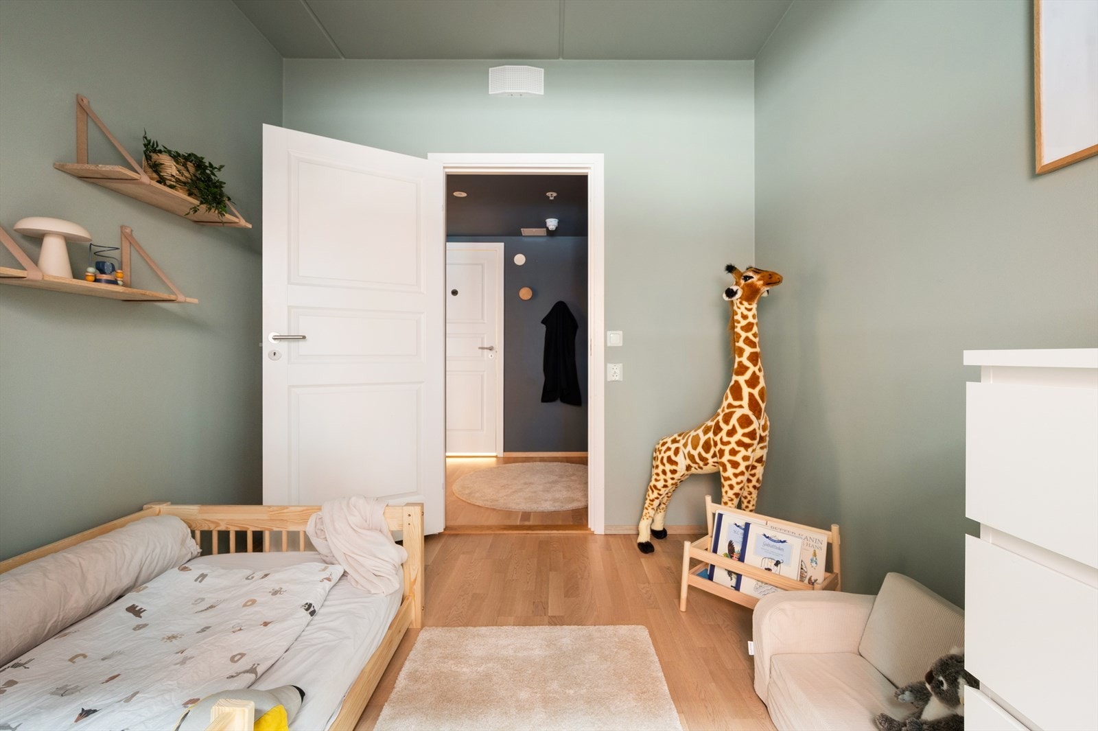 Rommet har god plass til seng, nattbord, kommode / kontorpult og garderobeskap. Galleribilde