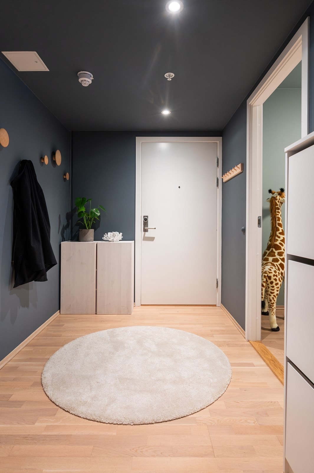 Romslig og innbydende entré som gir et flott førsteinntrykk av boligen. Her er det god plass til oppheng av ytterklær og plassering av sko. Galleribilde