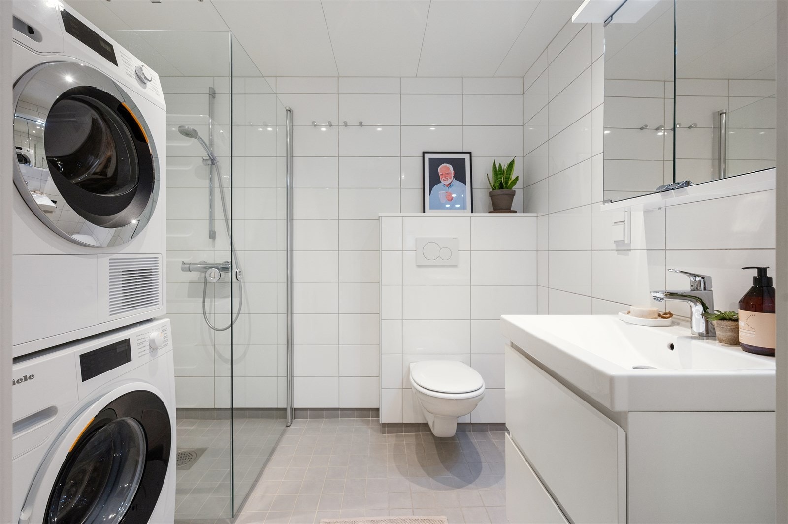 Moderne baderom med flislagt gulv med gulvvarme og veggfliser. Galleribilde