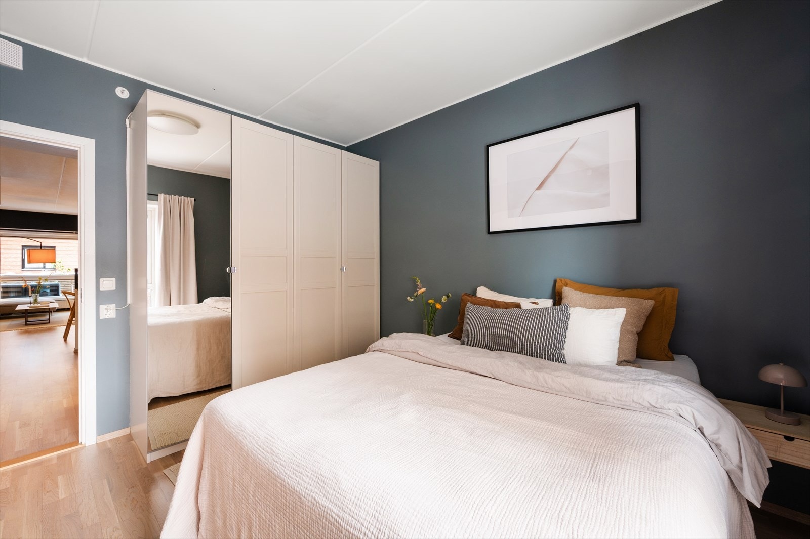 En flott garderobeløsning medfølger og gir godt med oppbevaringsplass. Galleribilde