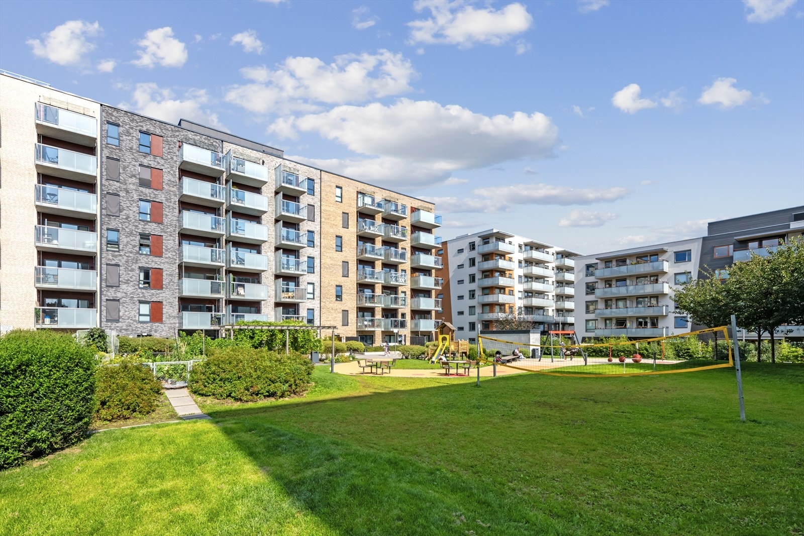 Fellesområdene er pent opparbeidet med gressplen og lekeområder for de minste. Galleribilde