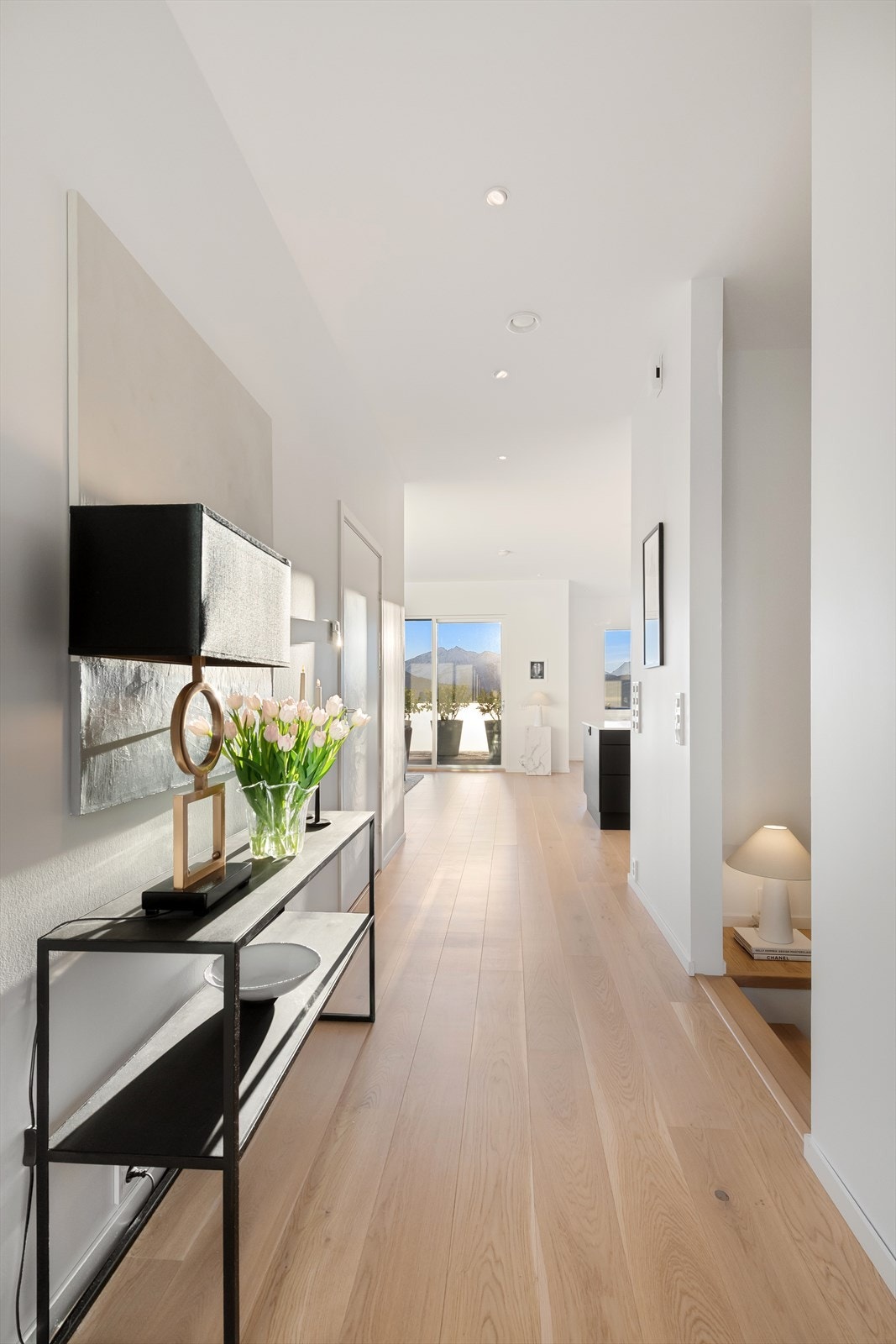 Fra gang/trapperom i hovedetasjen mot stue/kjøkken
Gangen har også utgang til stor markterrasse og uteplass på 73 kvm mot nordvest Galleribilde