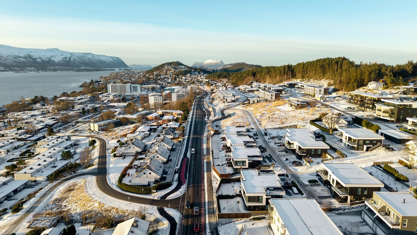 Dronebilde tatt fra øst mot vest Galleribilde