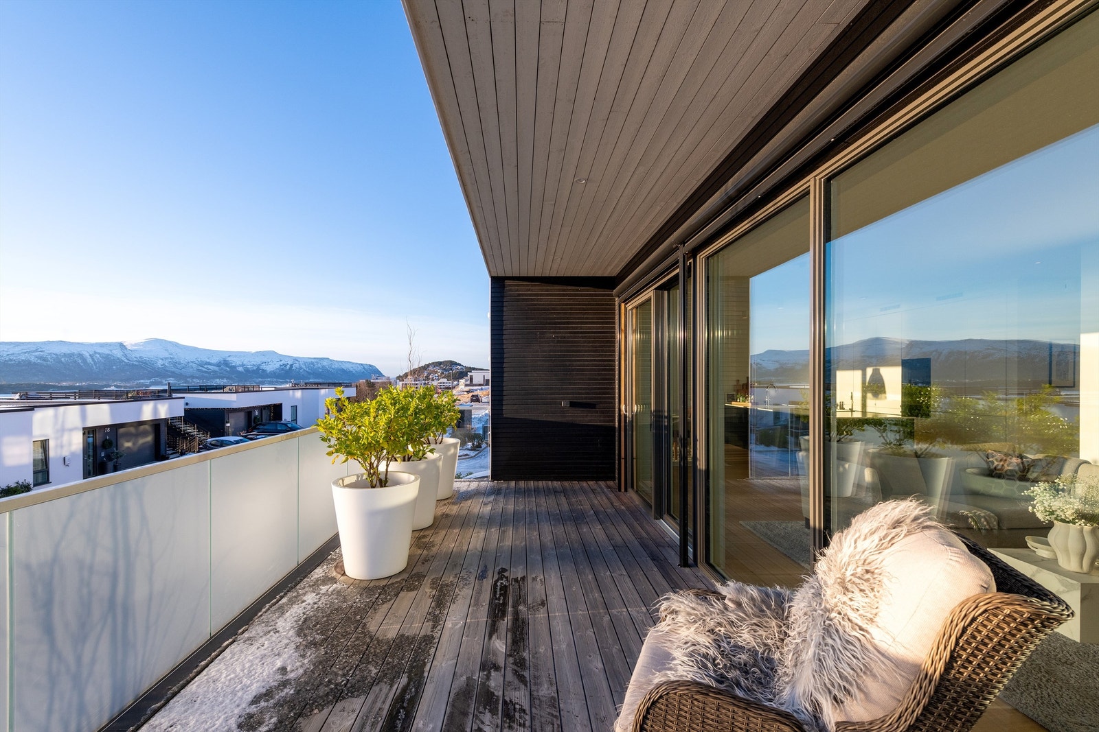 Sydvendt dels overbygd balkong på 20 kvm med glassrekkverk Galleribilde