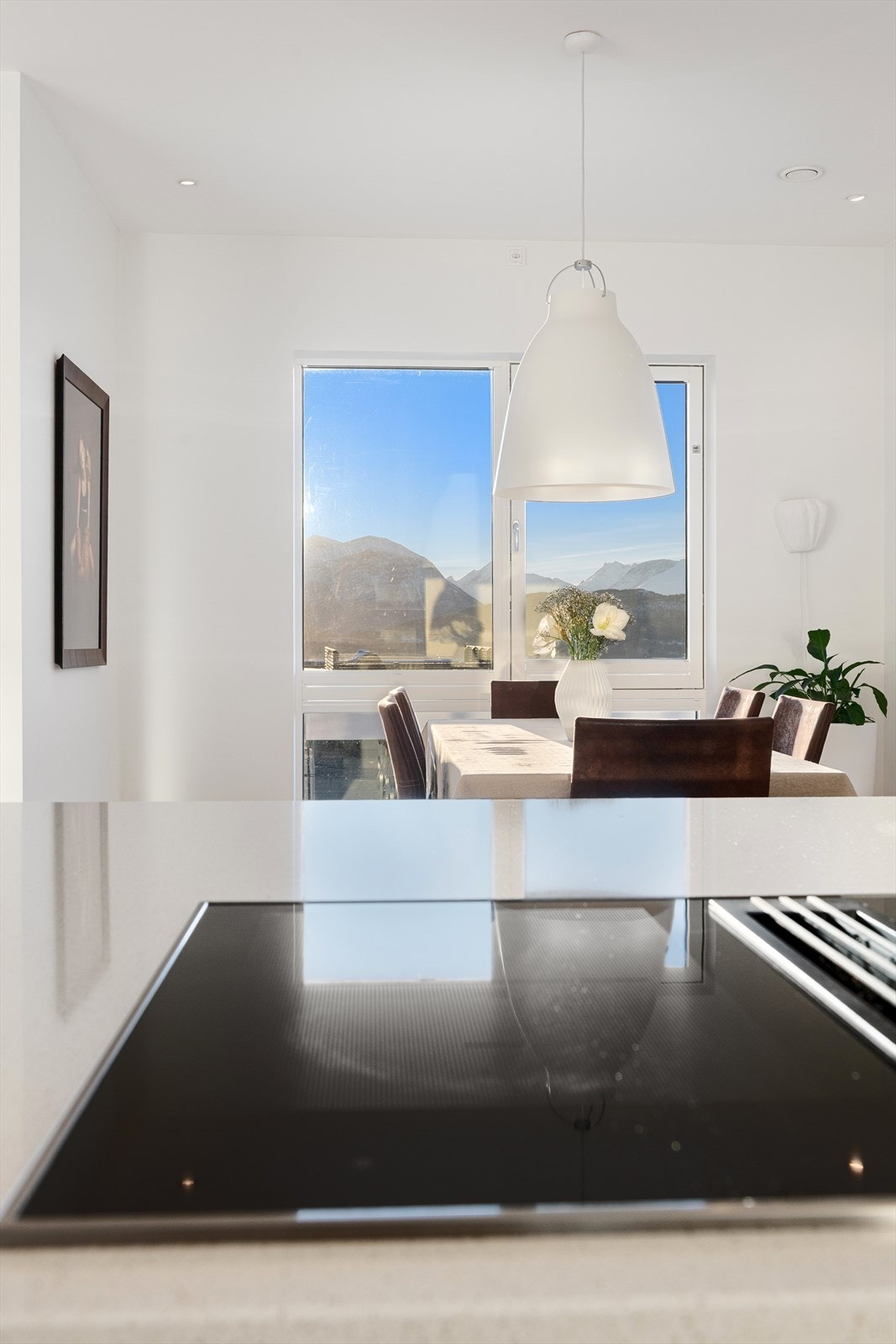 Fra kjøkkenøy mot spisestue Galleribilde