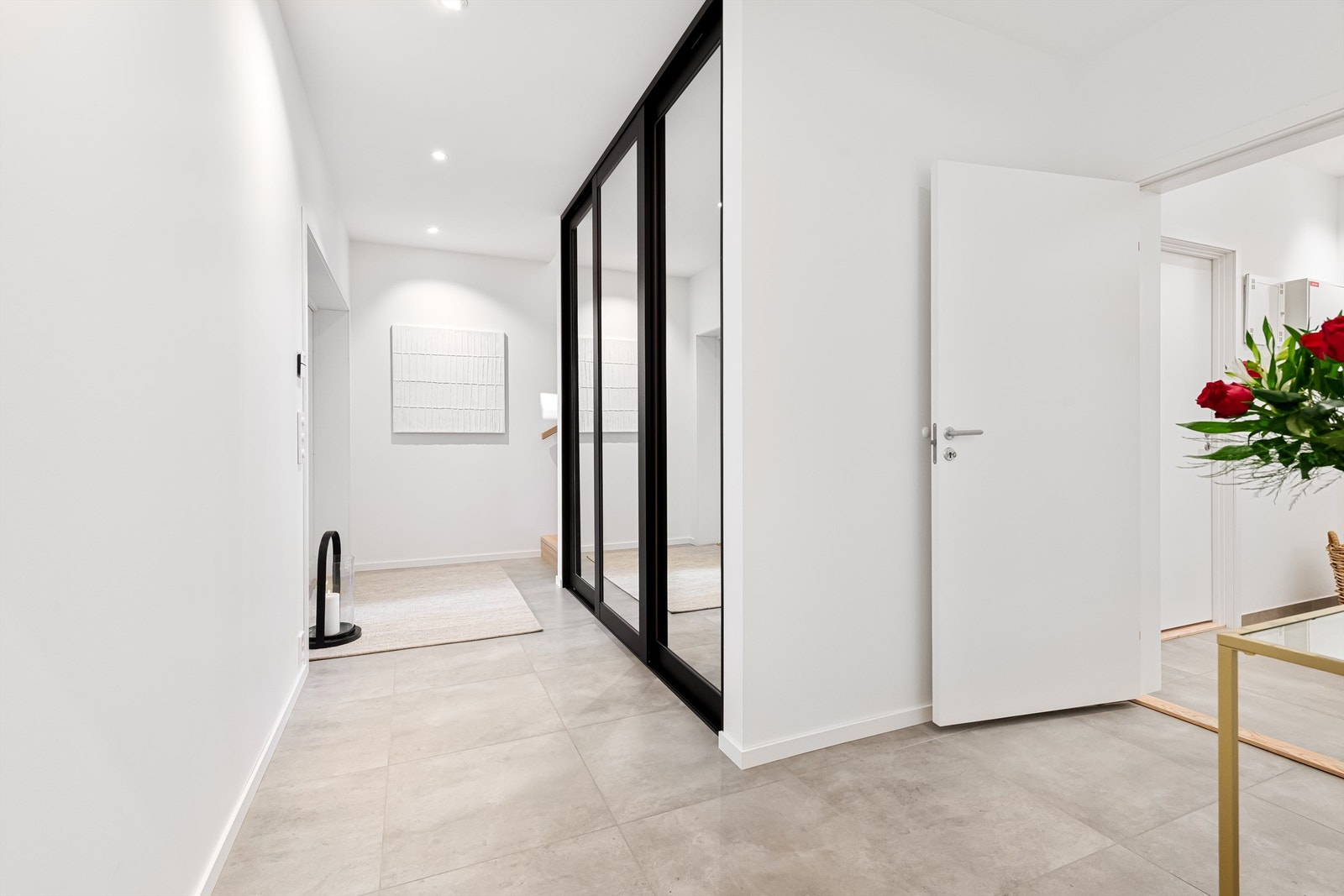 Flislagt hall/gang trapperom i underetasjen Galleribilde