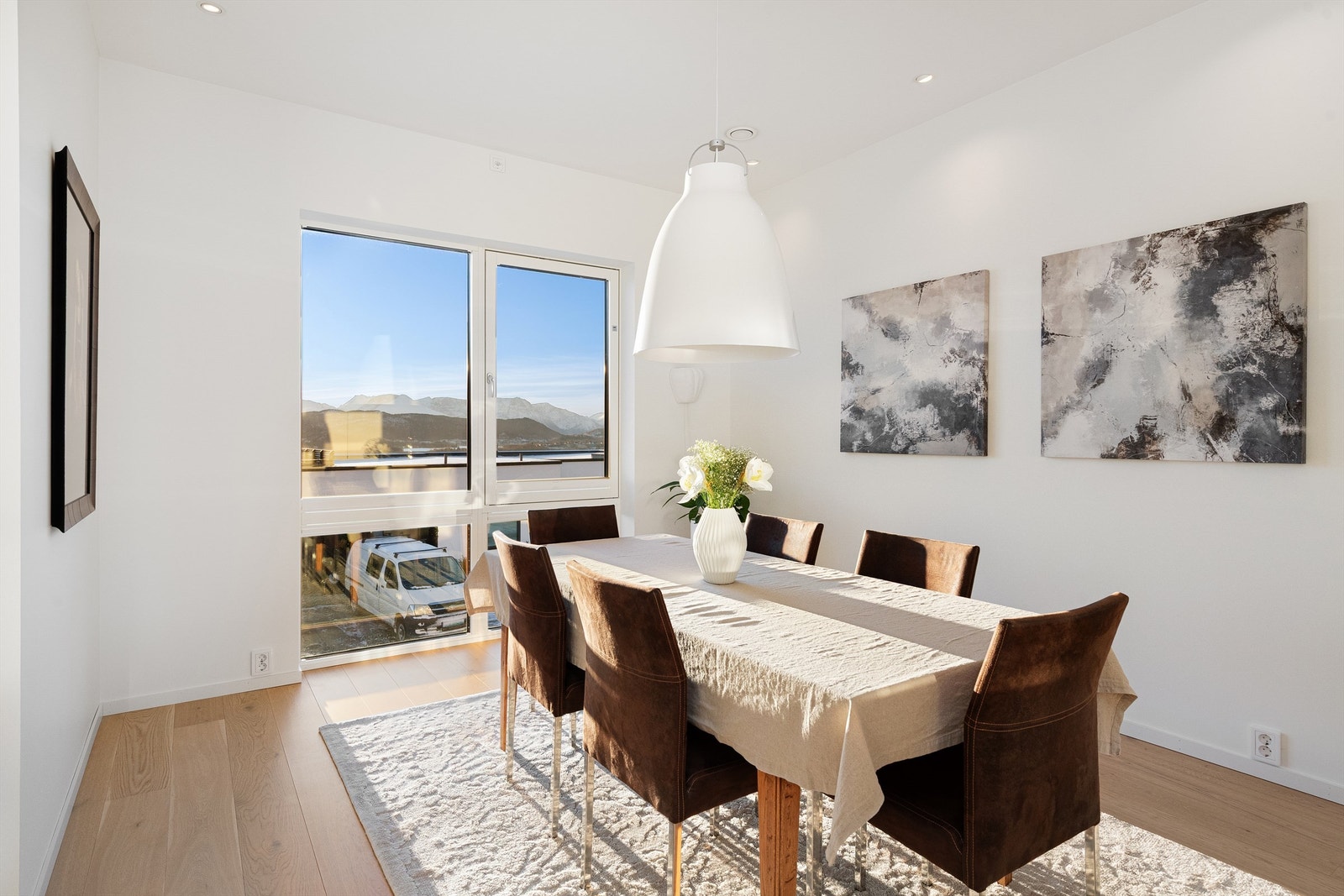 Det er god plass til romslig spisestue i tilknytning til kjøkkenet. Her kan man nyte flott utsikt og gode måltider Galleribilde