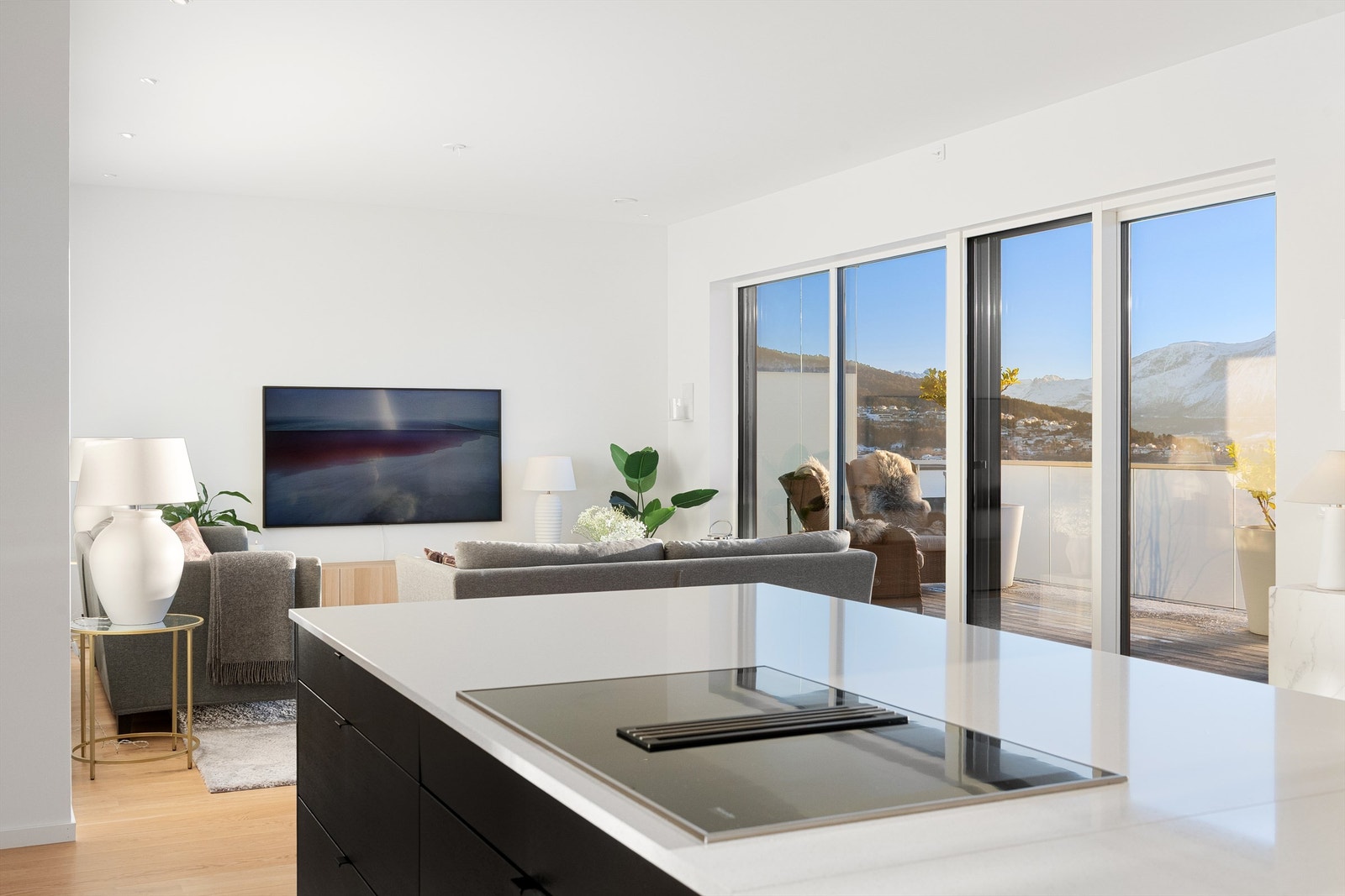 Fra kjøkkenøy mot stue Galleribilde