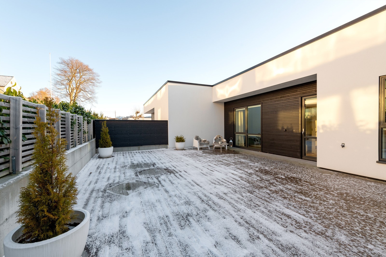 Stor markterrasse/uteplass mot nord med adkomst fra gang i hovedetasjen. Levegg mot naboer Galleribilde