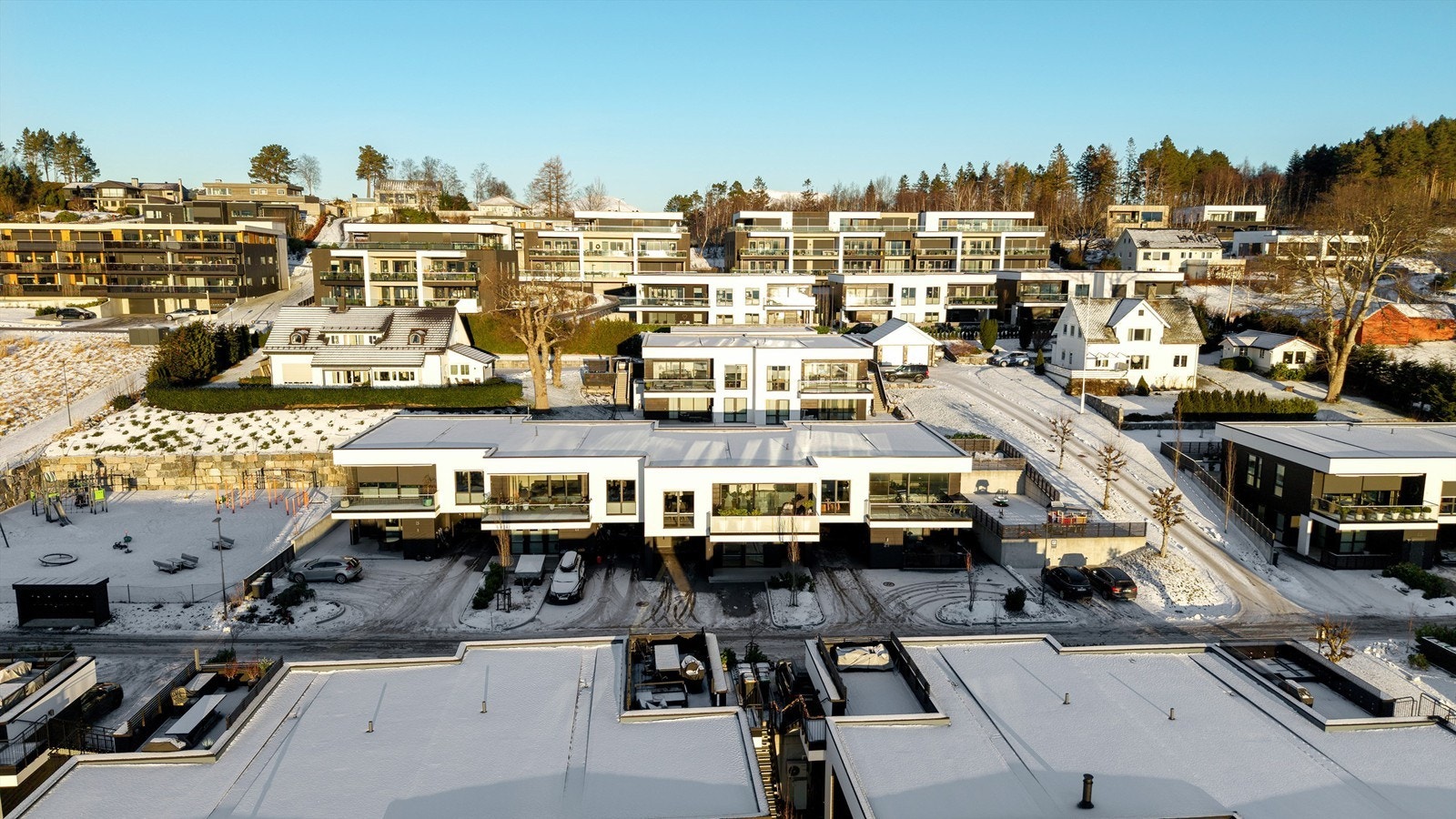 Dronebilde av eiendommen og nærområdet tatt fra syd Galleribilde