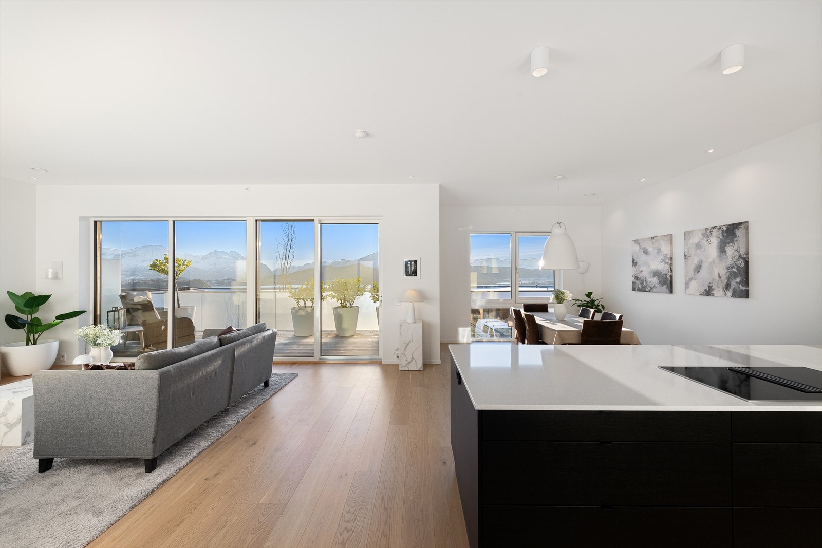 Lys og trivelig stue i åpen løsning med kjøkkenet.
Store vindusflater som gir godt med lysinnslipp og flott utsikt mot fjord og fjell Galleribilde