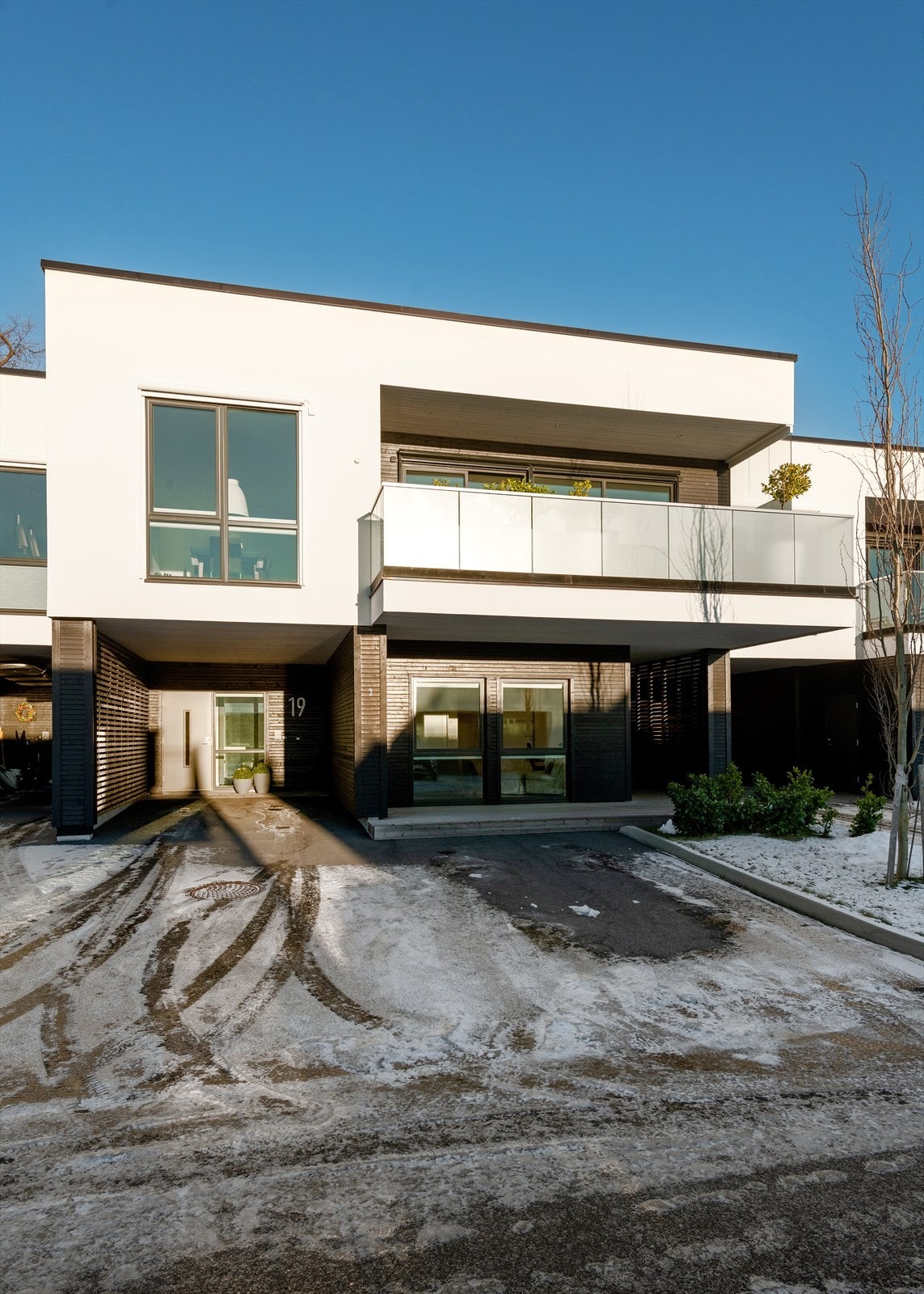 Sydvendt fasade. Gode parkeringsmuligheter i carport og gårdsplass i front av boligen som er asfaltert Galleribilde