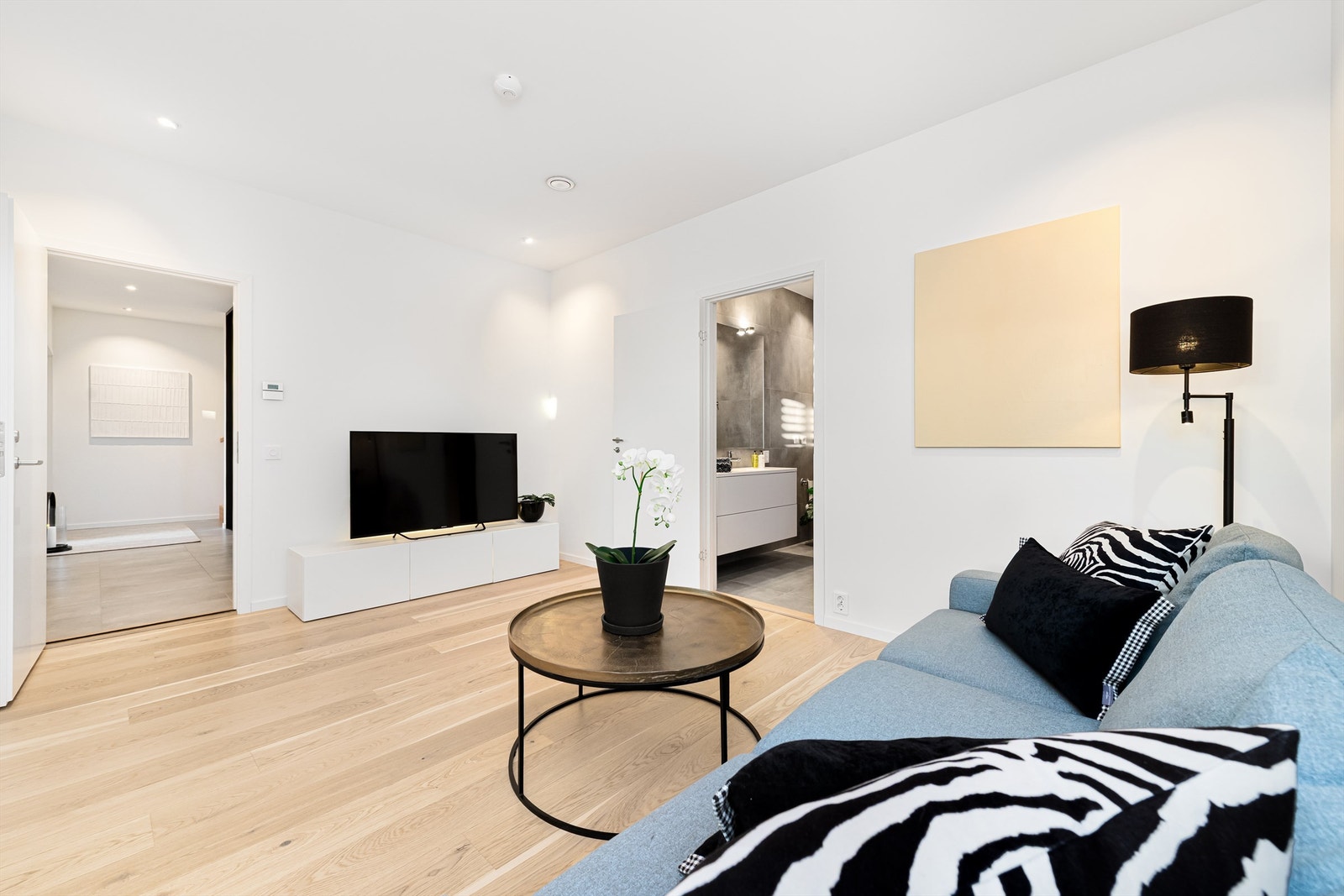 Praktisk stue/tv-rom i underetasjen med lydisolert dør til hall/gang Galleribilde