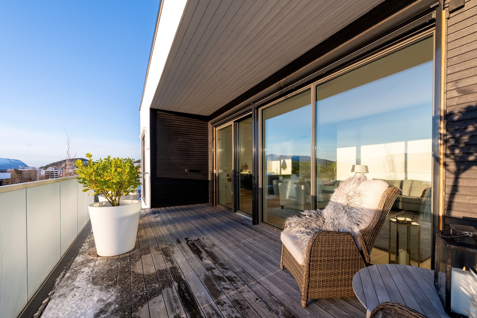 Balkongen er romslig og har god plass til flere soner og sitteplasser Galleribilde