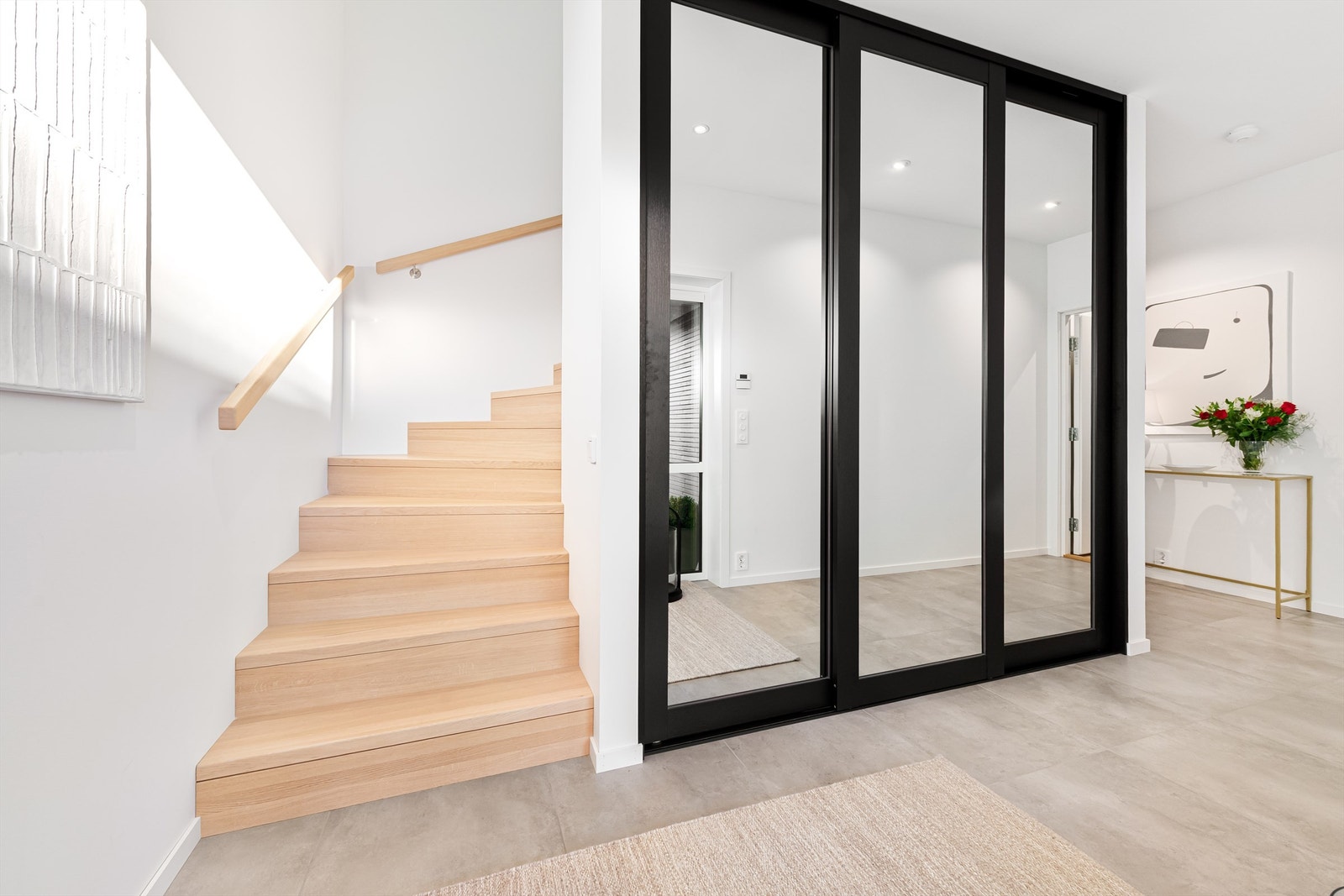 Hall/trapperom i underetasjen med stor skyvedør til garderoberom Galleribilde