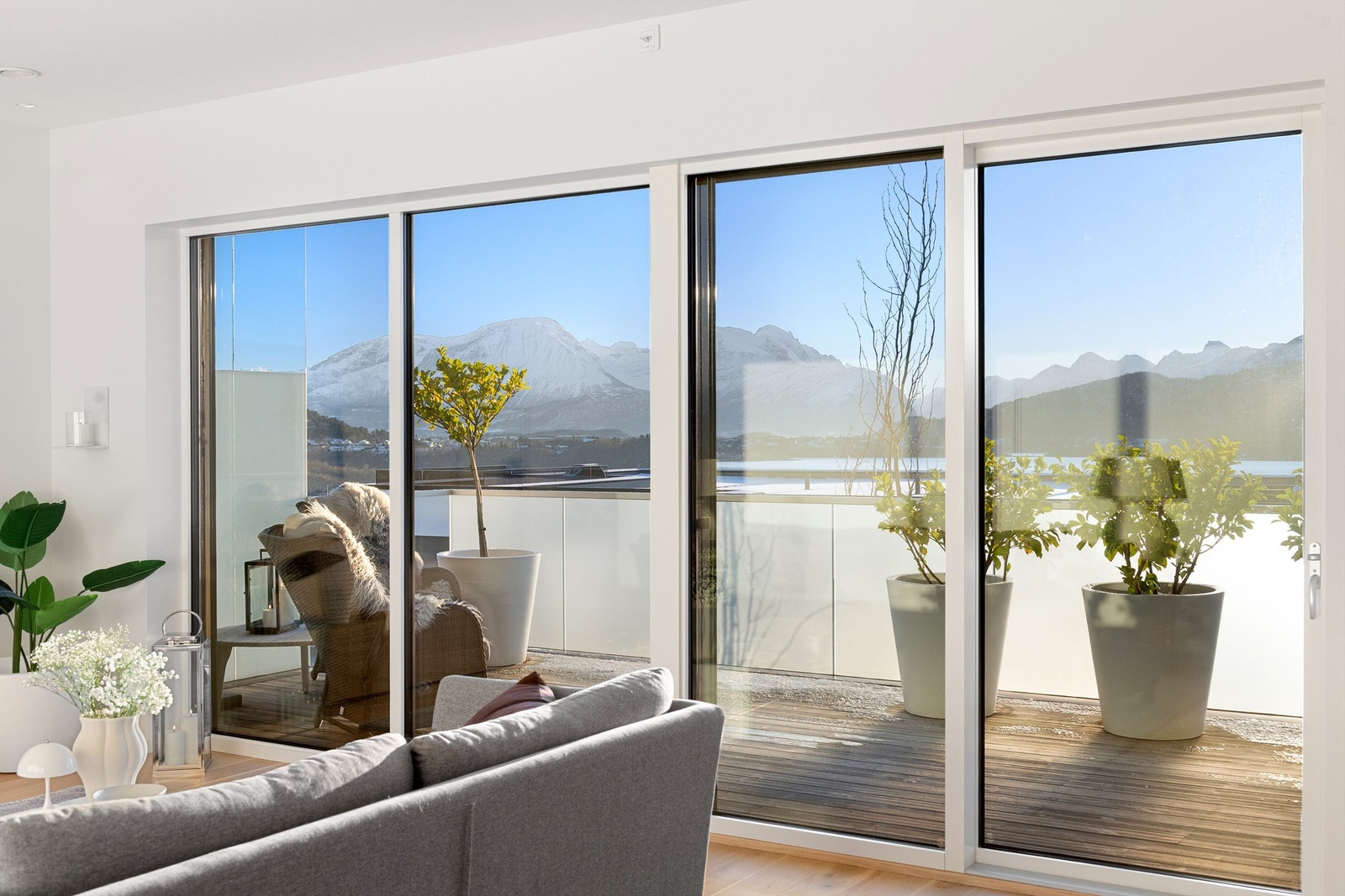 Store skyvedørsfronter på stue med utgang til balkong Galleribilde