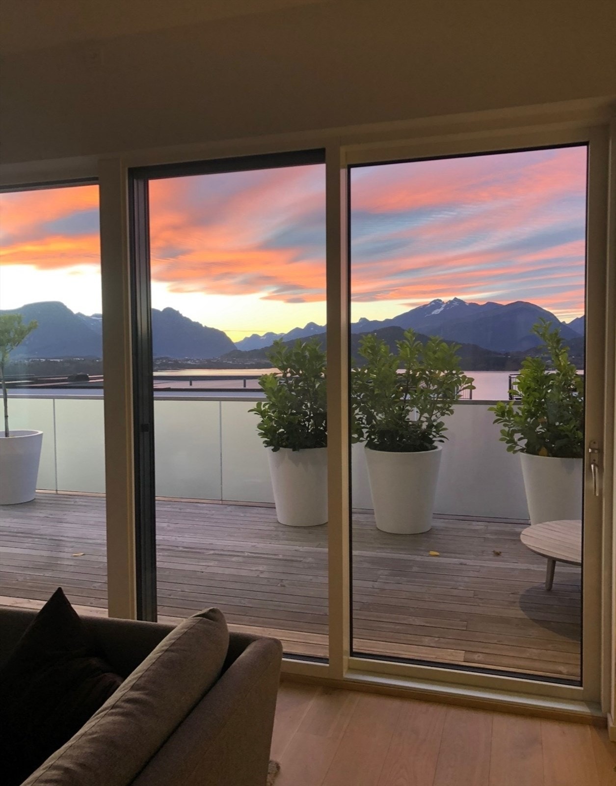 Fra stuen mot balkong og nydelig utsikt Galleribilde