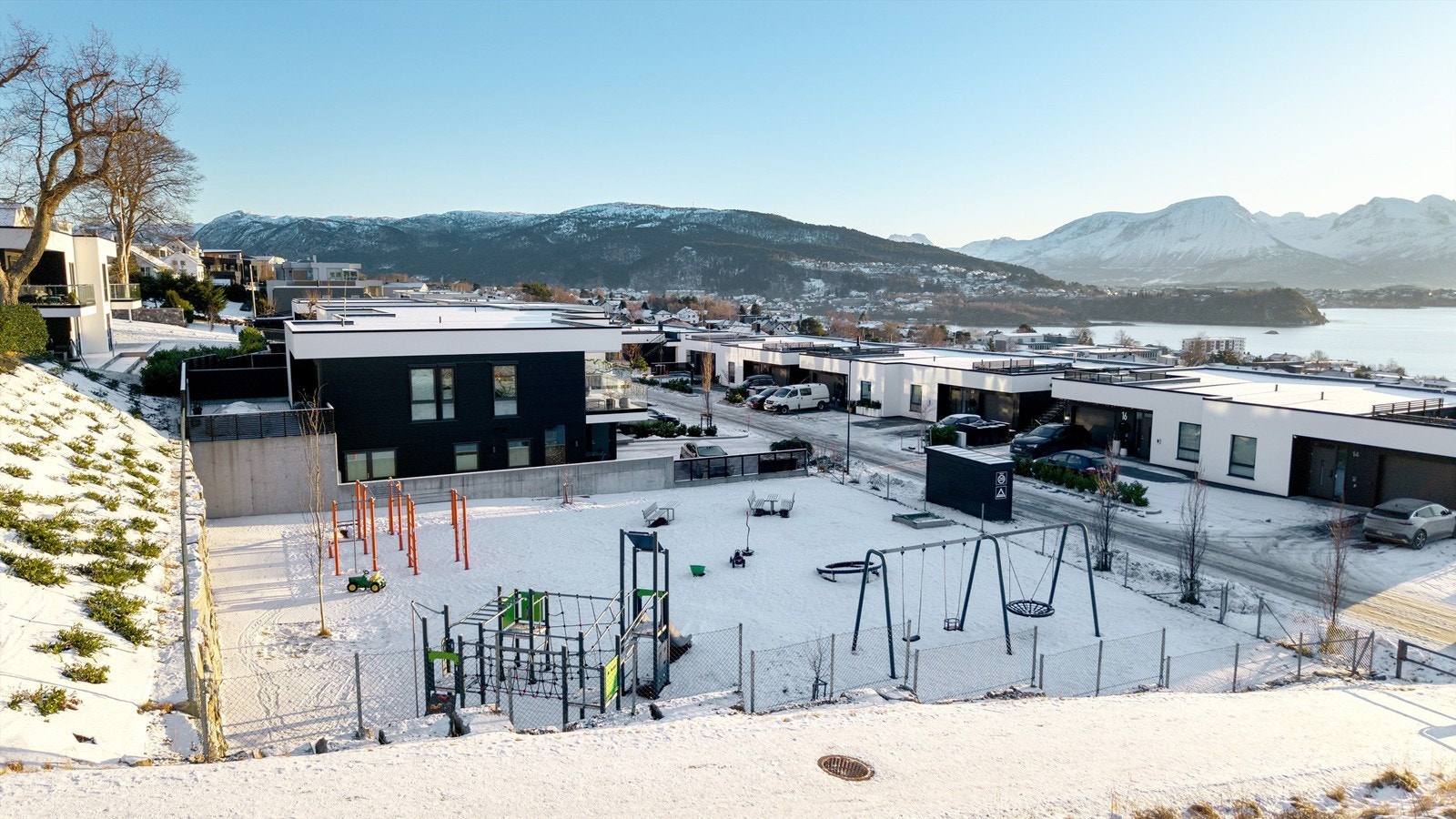 Stor lekeplass og fellesområde like vest for boligen Galleribilde