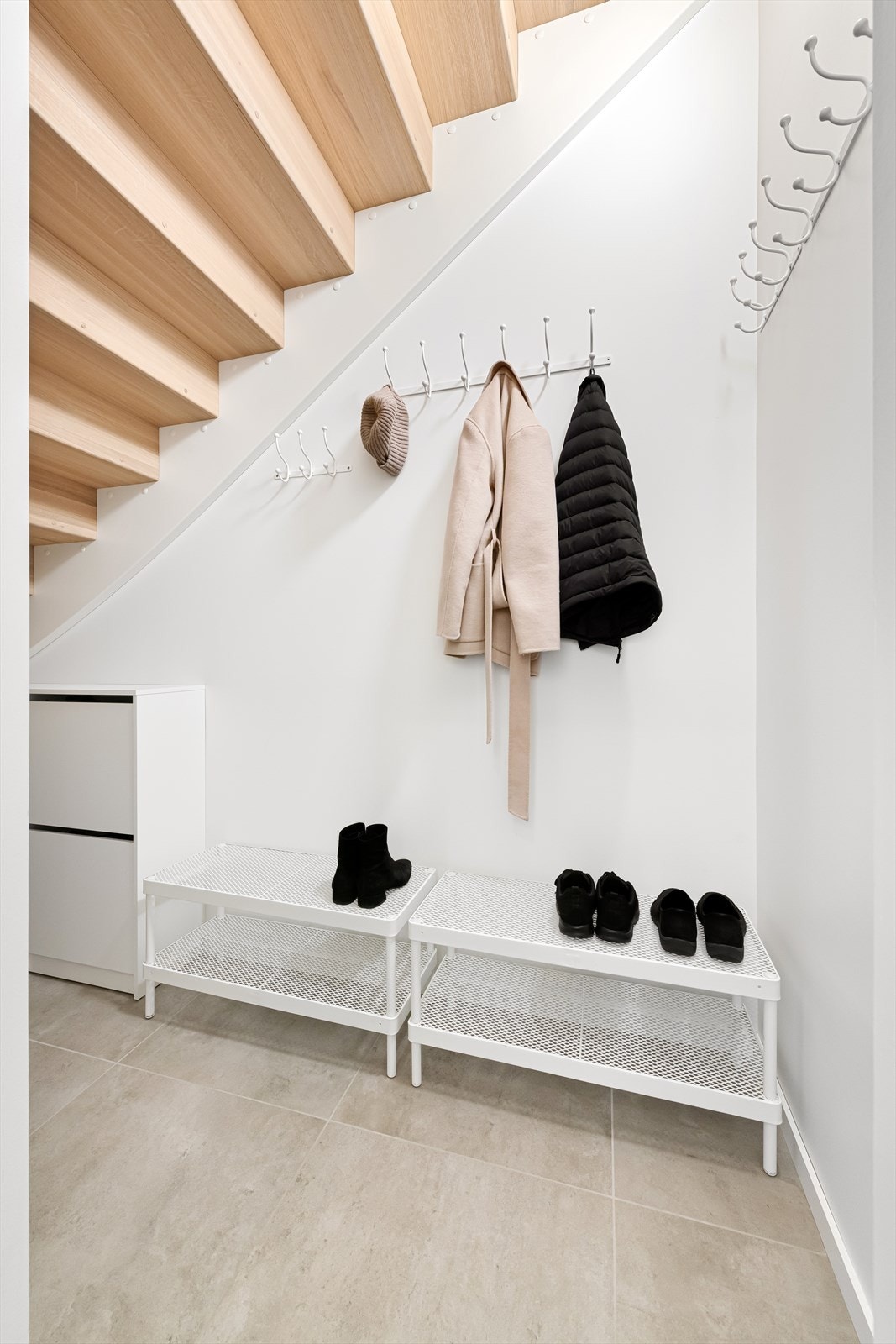 Innvendig garderoberom under trapp til hovedetasjen Galleribilde