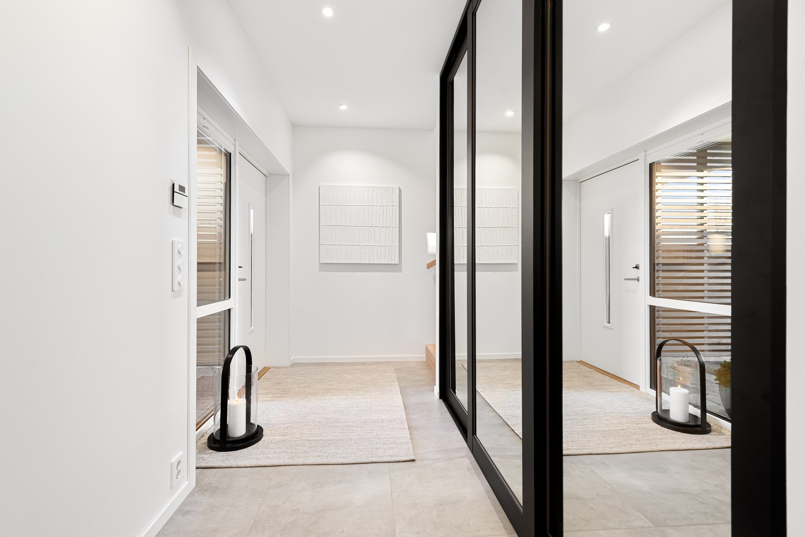 Lys og romslig hall/gang og inngangsparti i underetasjen Galleribilde