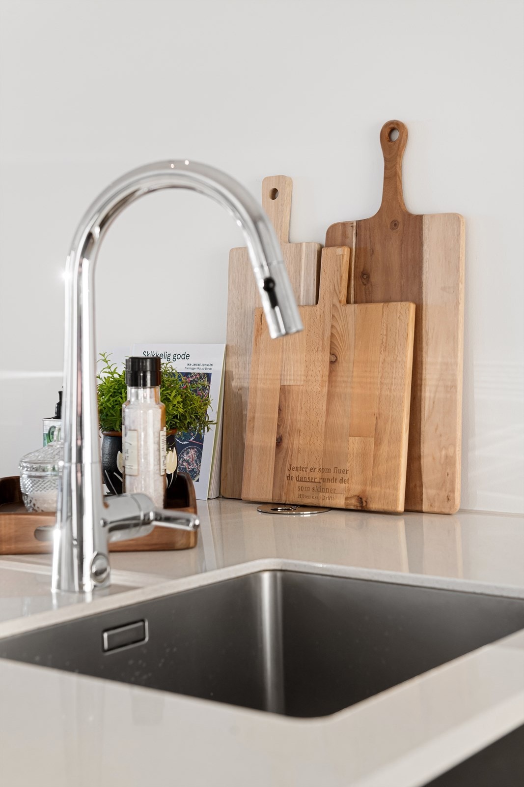 Stein benkeplate med nedfelt oppvaskkum og ett-greps armatur Galleribilde