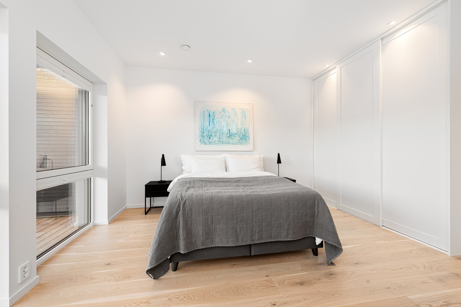 Stort romslig soverom mot syd i underetasjen med skyvedørsgarderobe. Rommet kan avdeles til 2 soverom om ønskelig
Det kan også monteres kjøkken her om det skal brukes som utleiedel Galleribilde