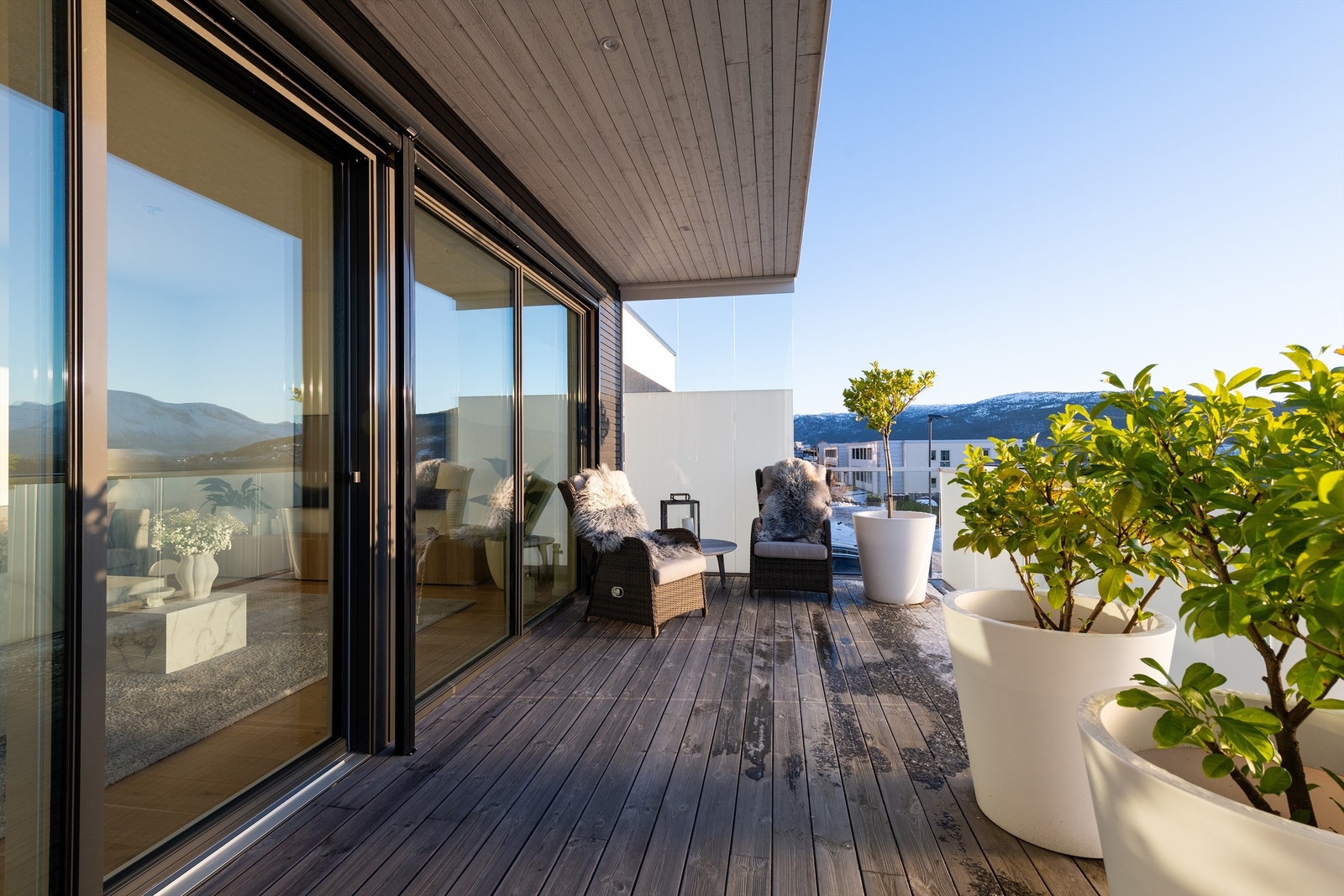 Balkongen har adkomst via store skyvedører. Galleribilde