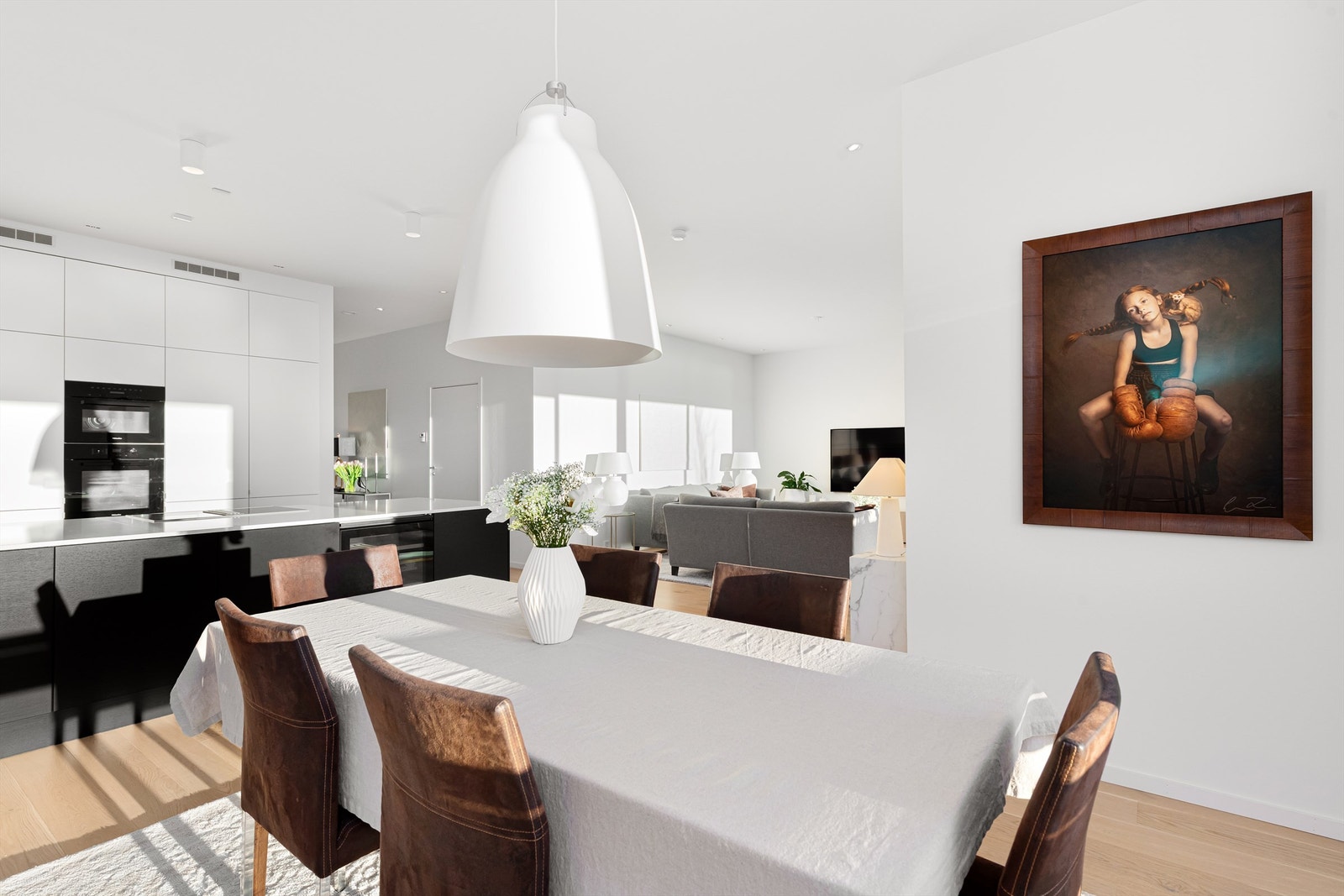 Fra spisestue mot kjøkken og stue Galleribilde