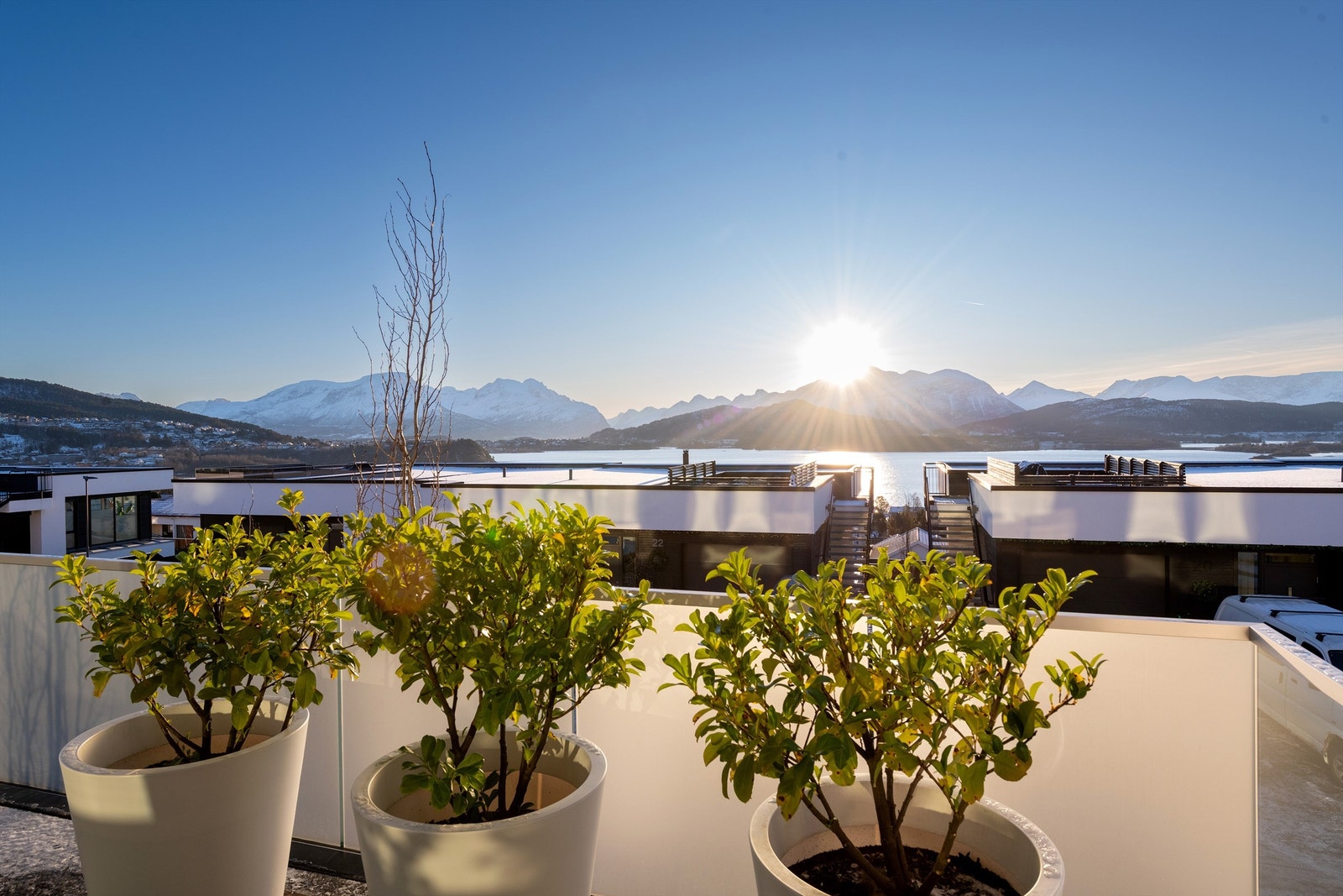 Fra balkongen er det panoramautsikt mot Borgundfjorden og Sunnmørsfjella Galleribilde