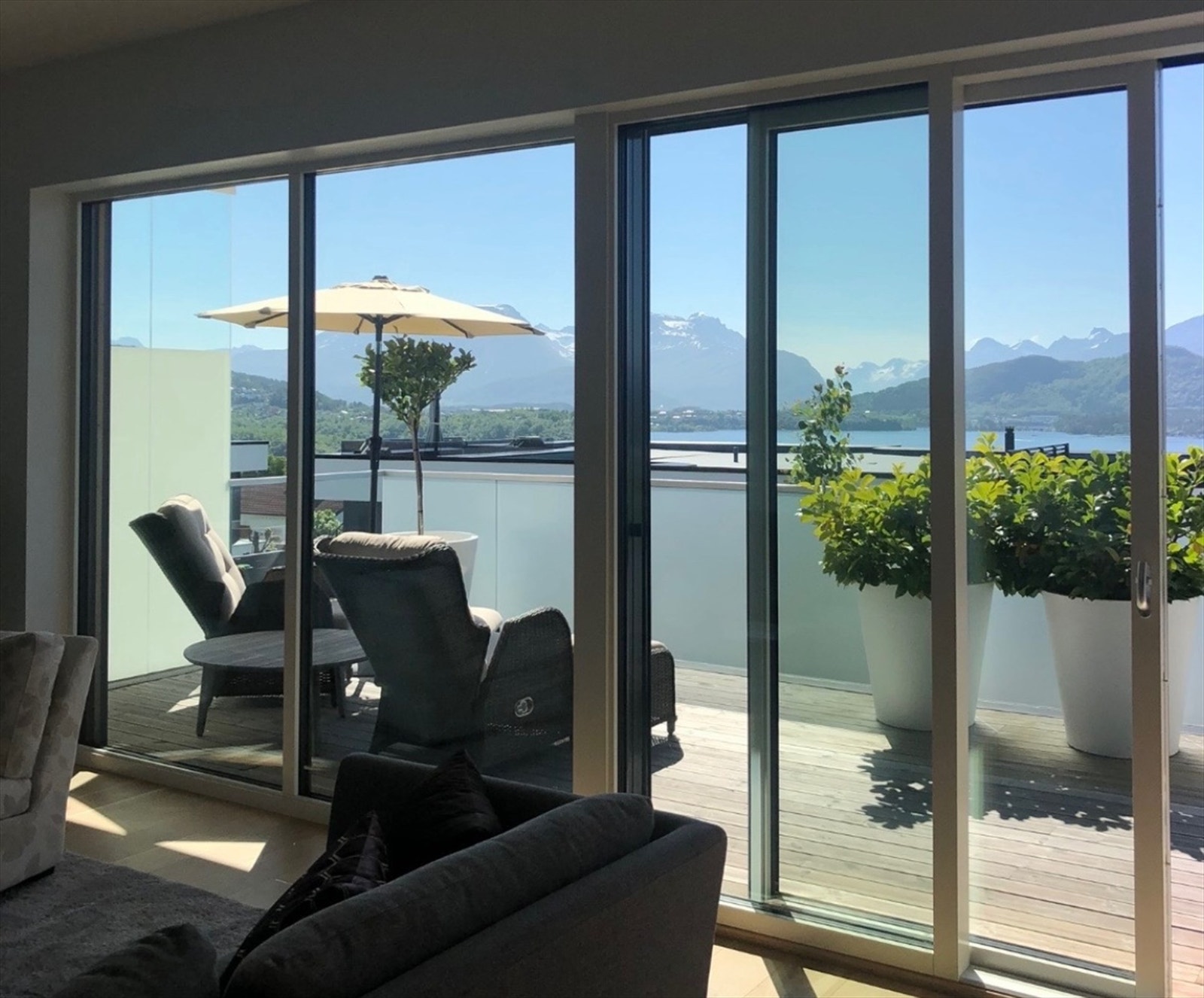 Fra stuen mot balkong Galleribilde