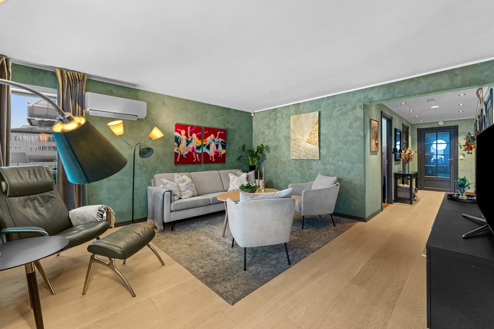 Med både gulvvarme og nyere varmepumpe er stuen et lunt sted å tilbringe kveldene. Galleribilde