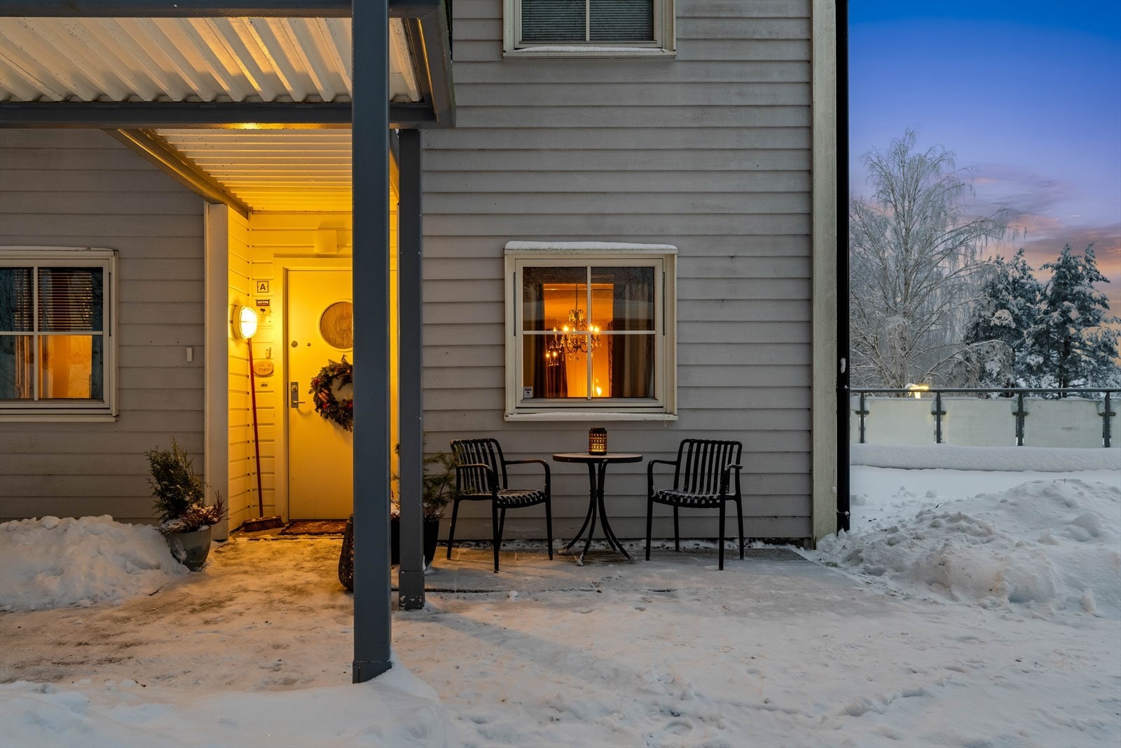 Velkommen inn i en romslig leilighet med høy funksjonalitet, utmerket for både nyetablerte og deg som vil bytte ut huset med noe enklere. Leiligheten ligger på enden i 1. etasje, og har egen inngang - trappefri og overbygd. Galleribilde