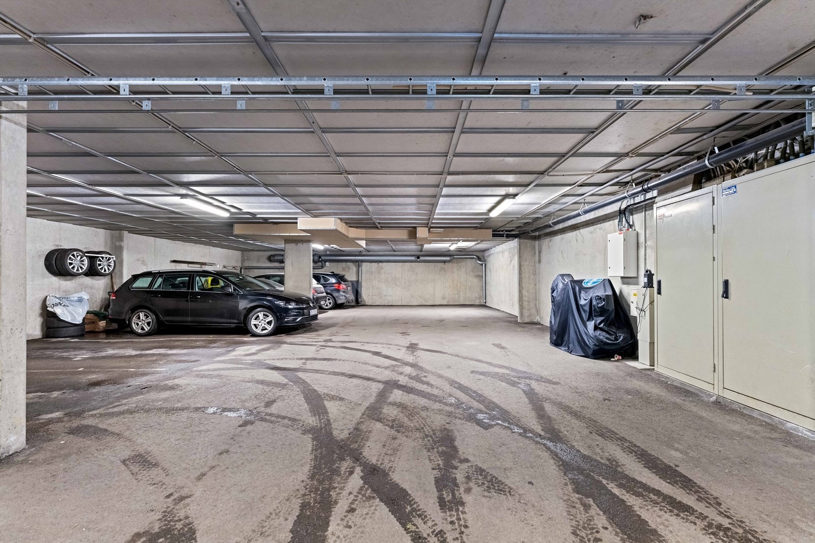 Leiligheten disponerer en parkeringsplass i felles garasjeanlegg. Galleribilde