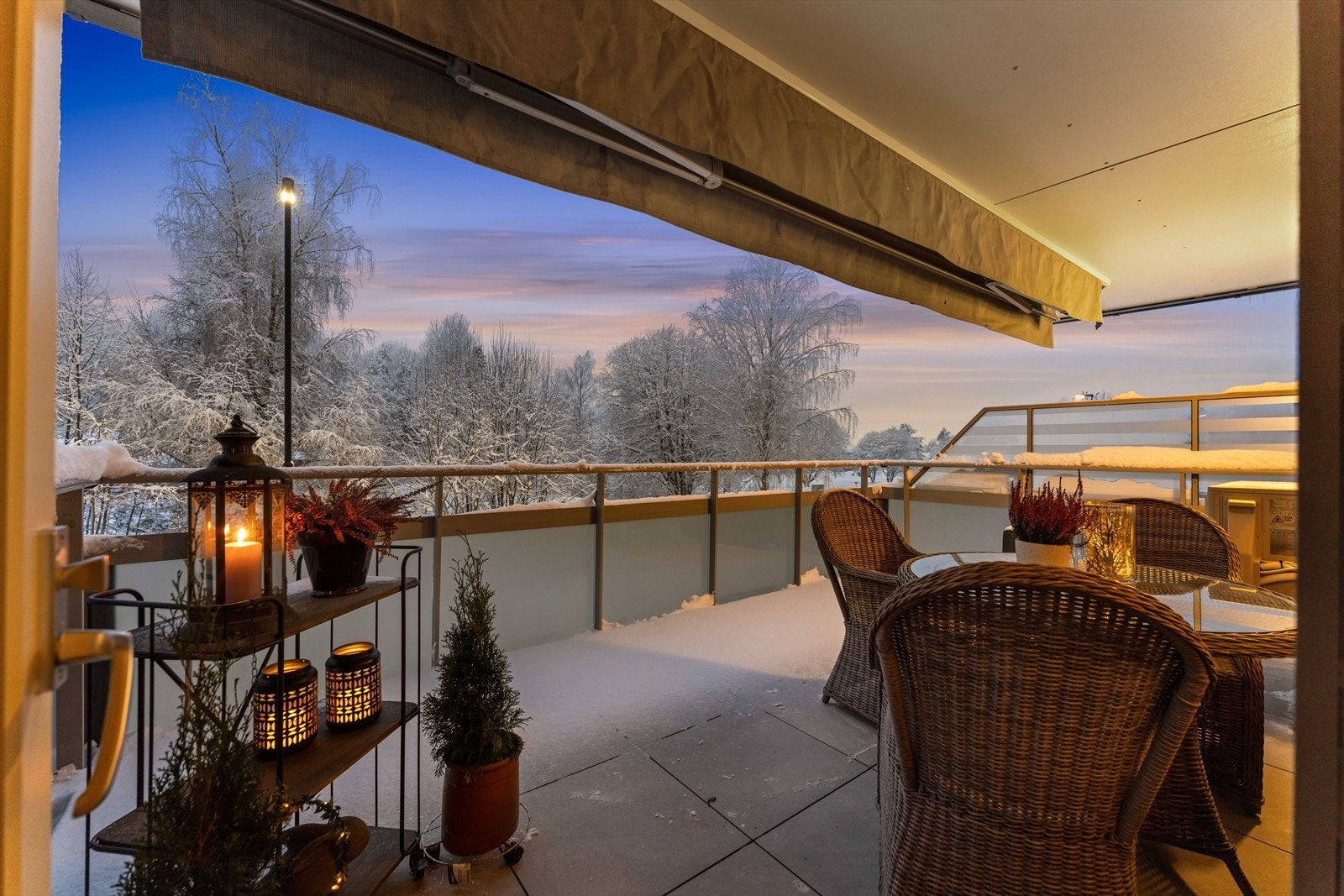 Levegger av glass gir fin skjerming, og uterommet innbyr til både stille stunder og lange, sosiale kvelder. Galleribilde