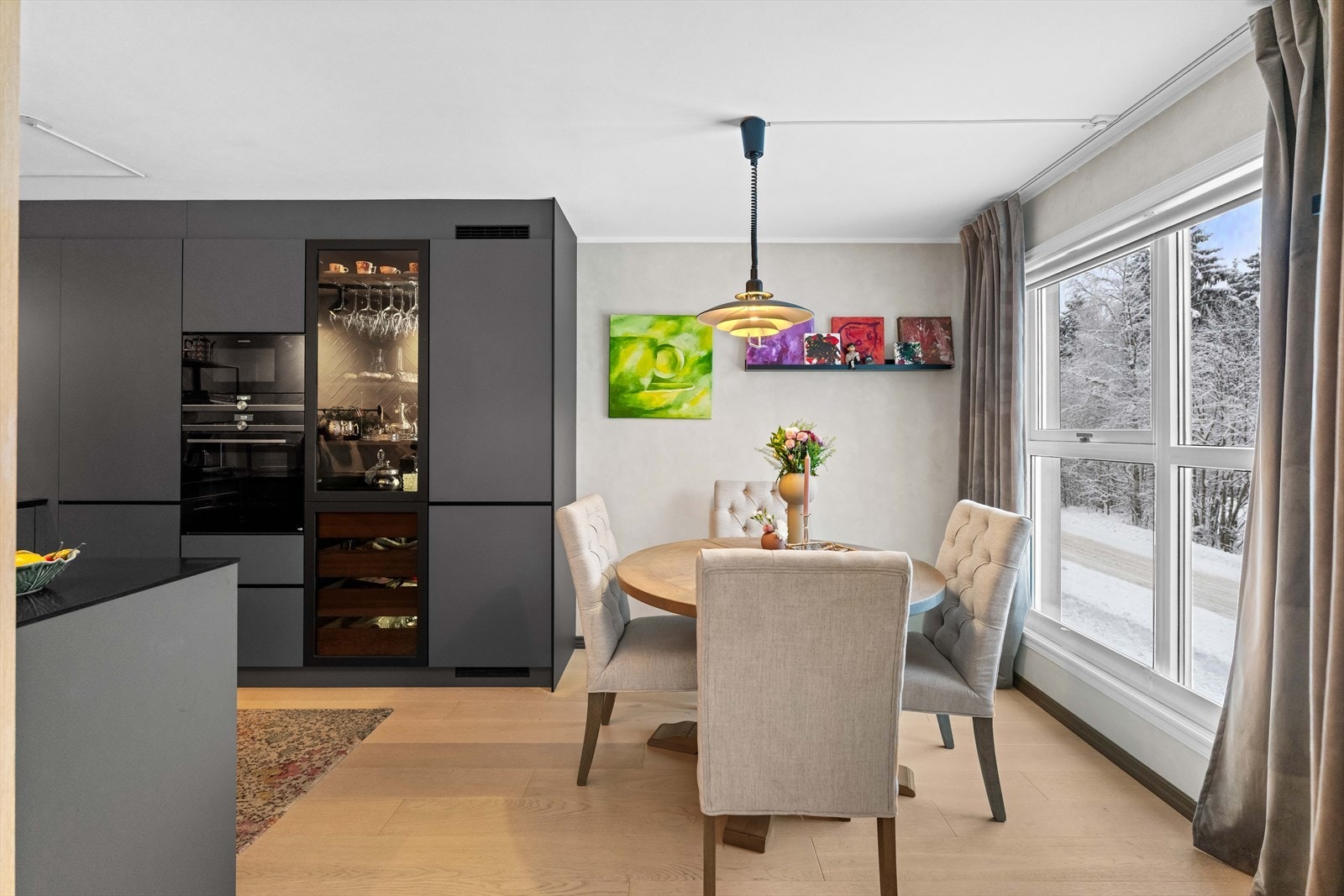 Kjøkkenet ligger innenfor stuen, og det er god kontakt mellom sonene. Galleribilde