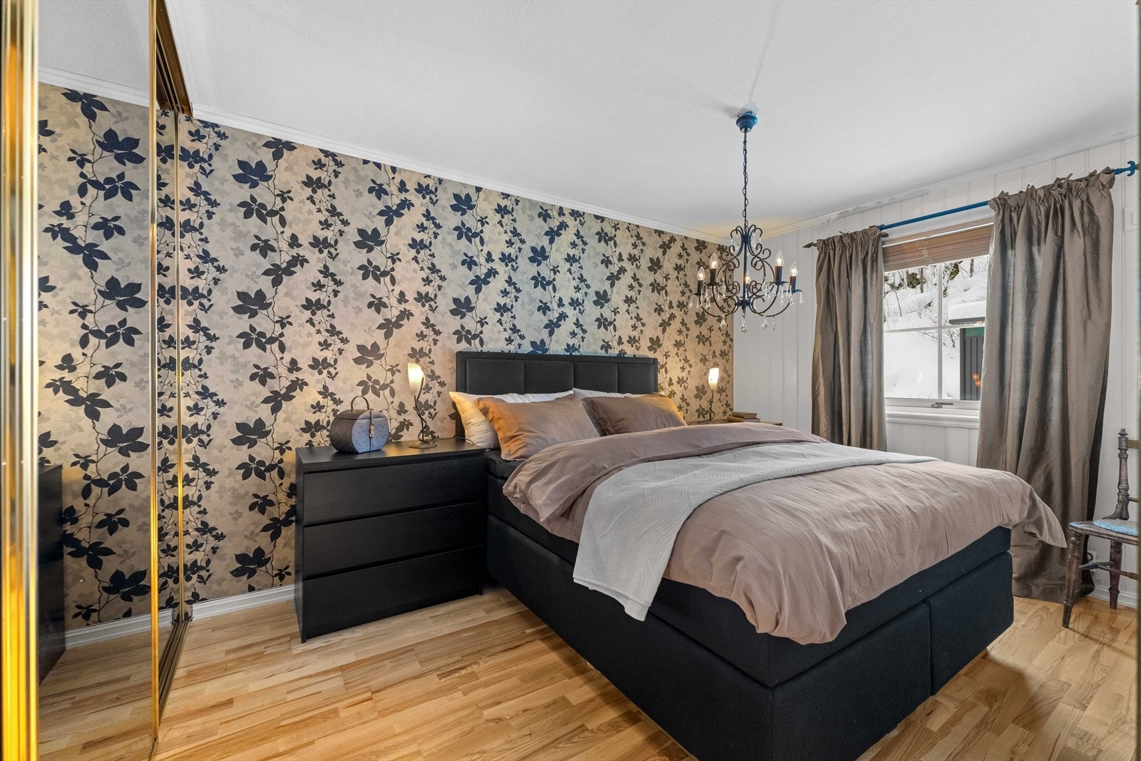 I leiligheten er det tre hyggelige soverom med parkett på gulvet. Hovedsoverommet er romslig, med god plass til dobbeltseng og tilhørende nattbord. Galleribilde