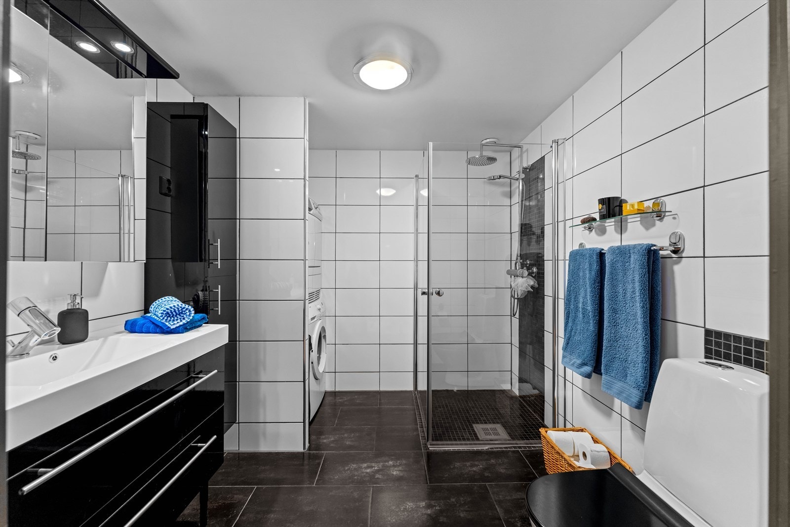 Badet fikk nye overflater og ny innredning rundt 2009. Sorte gulvfliser gir fin kontrast til hvite fliser på veggene. Galleribilde