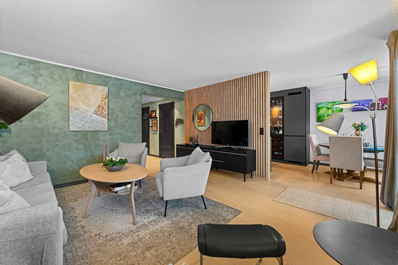 Leiligheten oppleves lun og koselig, i delikat miks med moderne innredninger. Galleribilde