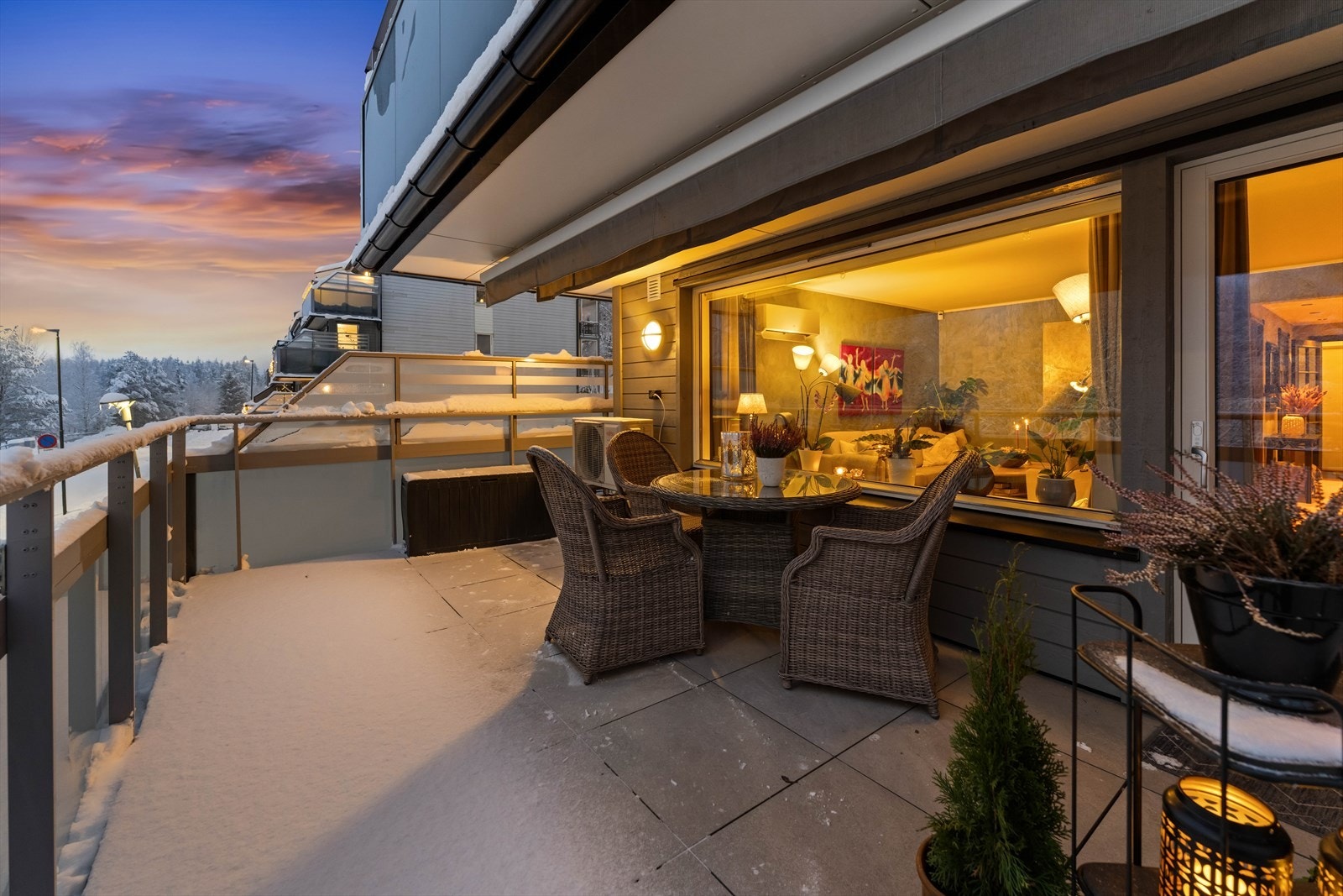 Stuen får godt med dagslys fra to sider, og en stor vindusflate i front inkluderer en glassdør fra 2025 til balkongen. Galleribilde